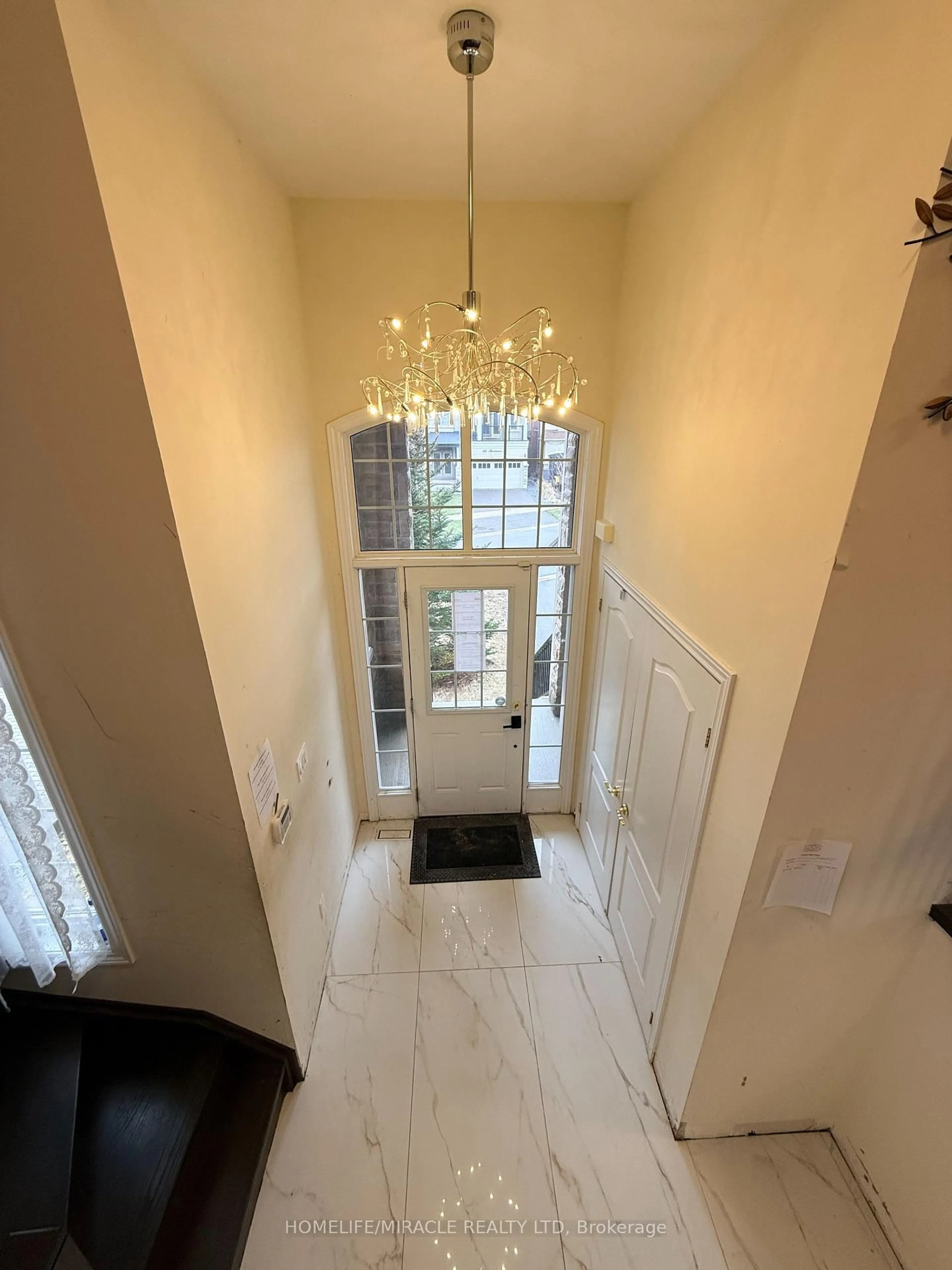Indoor entryway for 69 Headwater Cres, Richmond Hill Ontario L4E 0T2