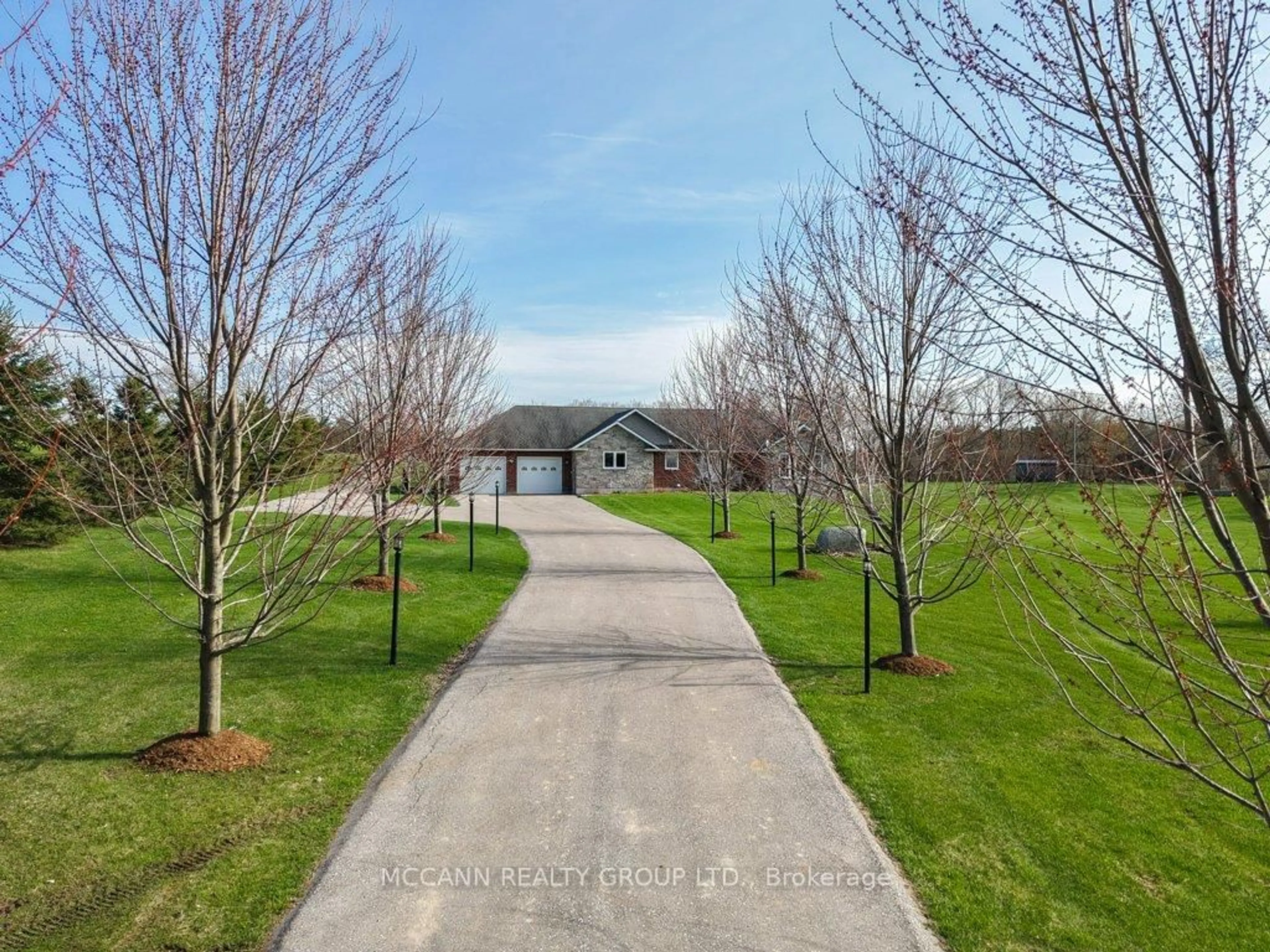 A pic from outside/outdoor area/front of a property/back of a property/a pic from drone, street for 253 Zephyr Rd, Uxbridge Ontario L0E 1T0