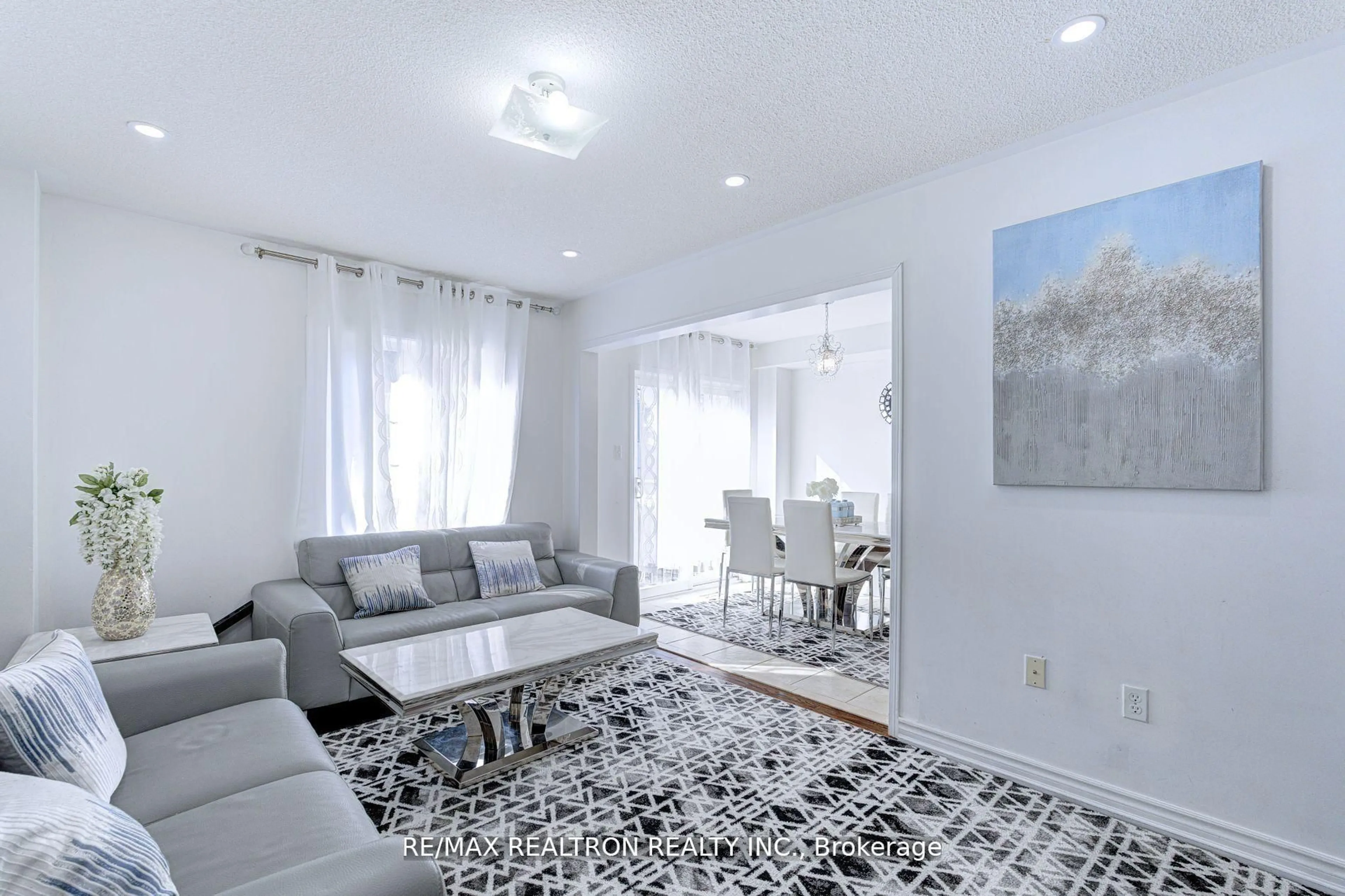 Living room with furniture, unknown for 88 Banbrooke Cres, Newmarket Ontario L3X 2W9