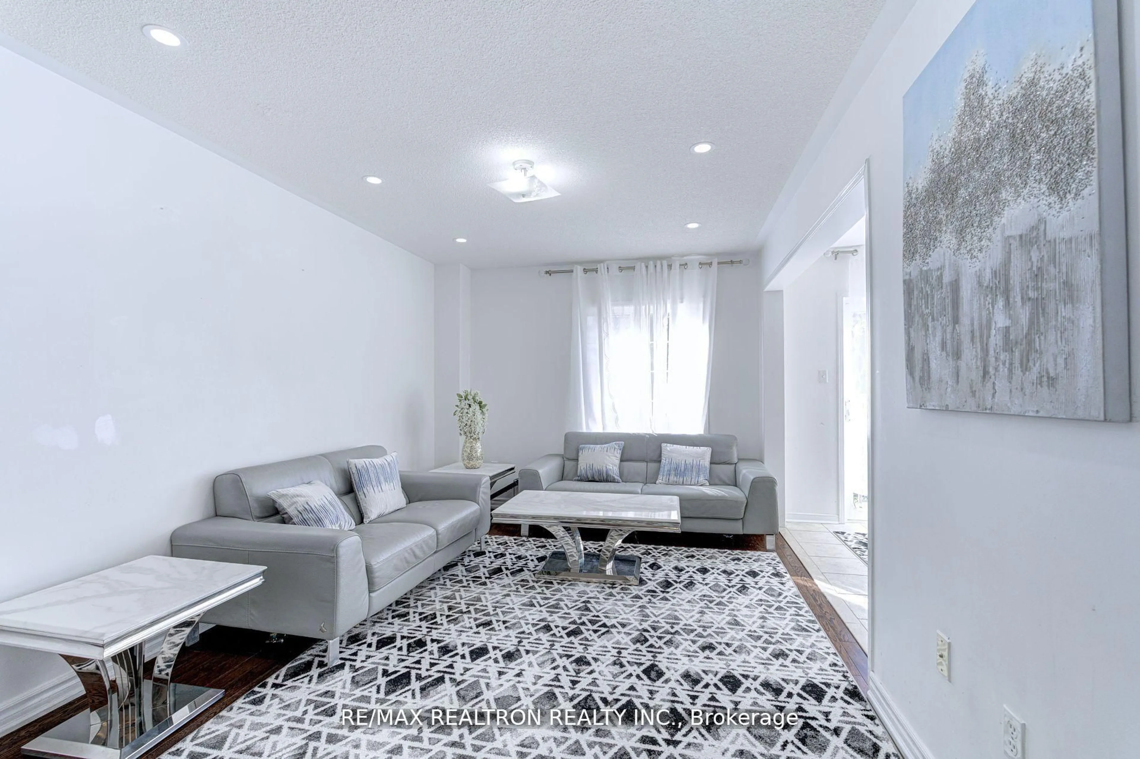 Living room with furniture, unknown for 88 Banbrooke Cres, Newmarket Ontario L3X 2W9