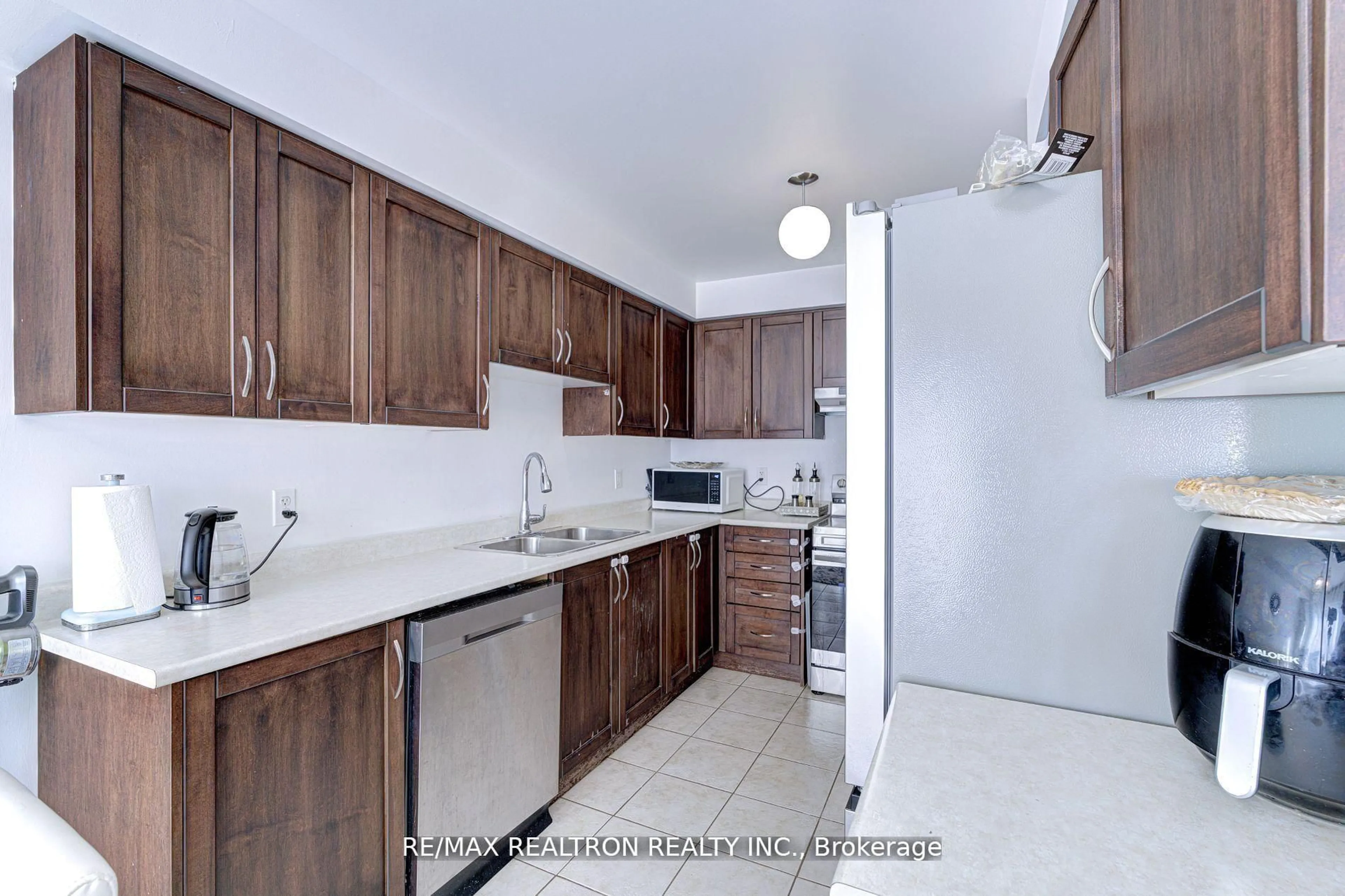 Standard kitchen, unknown for 88 Banbrooke Cres, Newmarket Ontario L3X 2W9