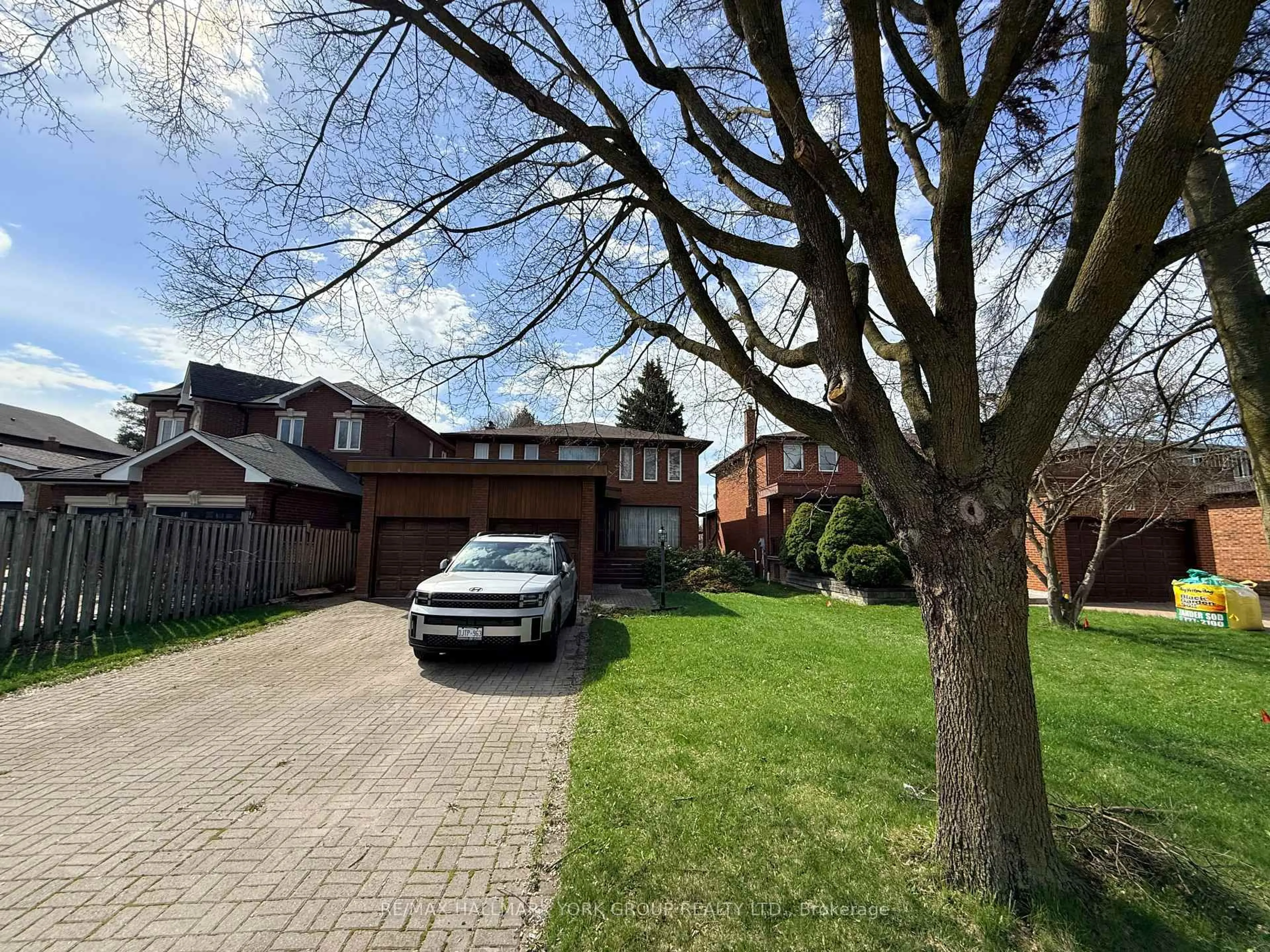 A pic from outside/outdoor area/front of a property/back of a property/a pic from drone, street for 75 Spruce Ave, Richmond Hill Ontario L4C 6V9