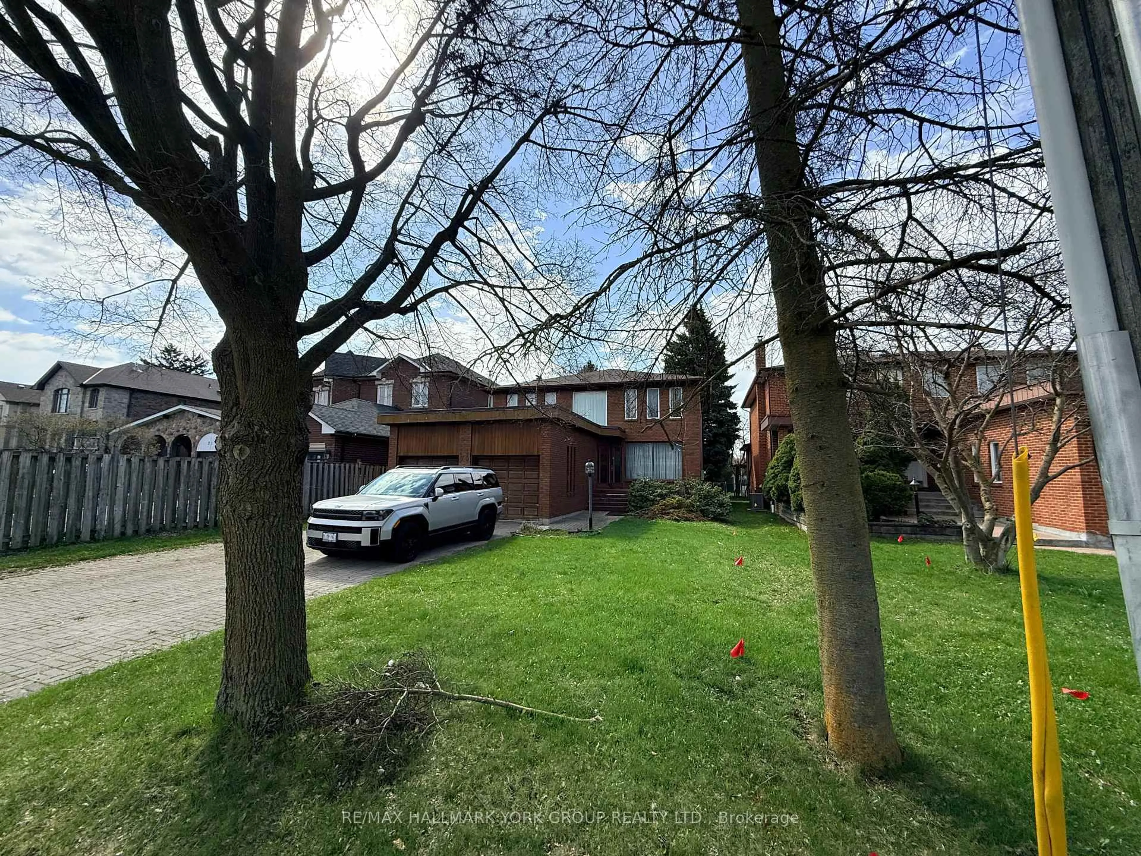 A pic from outside/outdoor area/front of a property/back of a property/a pic from drone, street for 75 Spruce Ave, Richmond Hill Ontario L4C 6V9