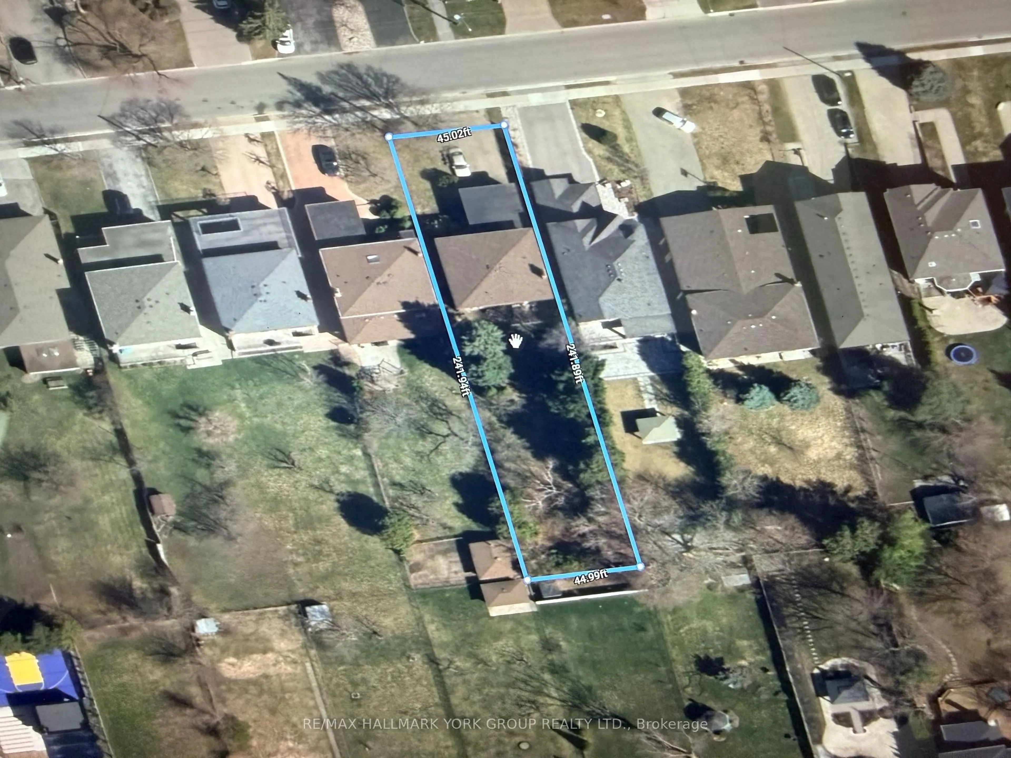 A pic from outside/outdoor area/front of a property/back of a property/a pic from drone, street for 75 Spruce Ave, Richmond Hill Ontario L4C 6V9