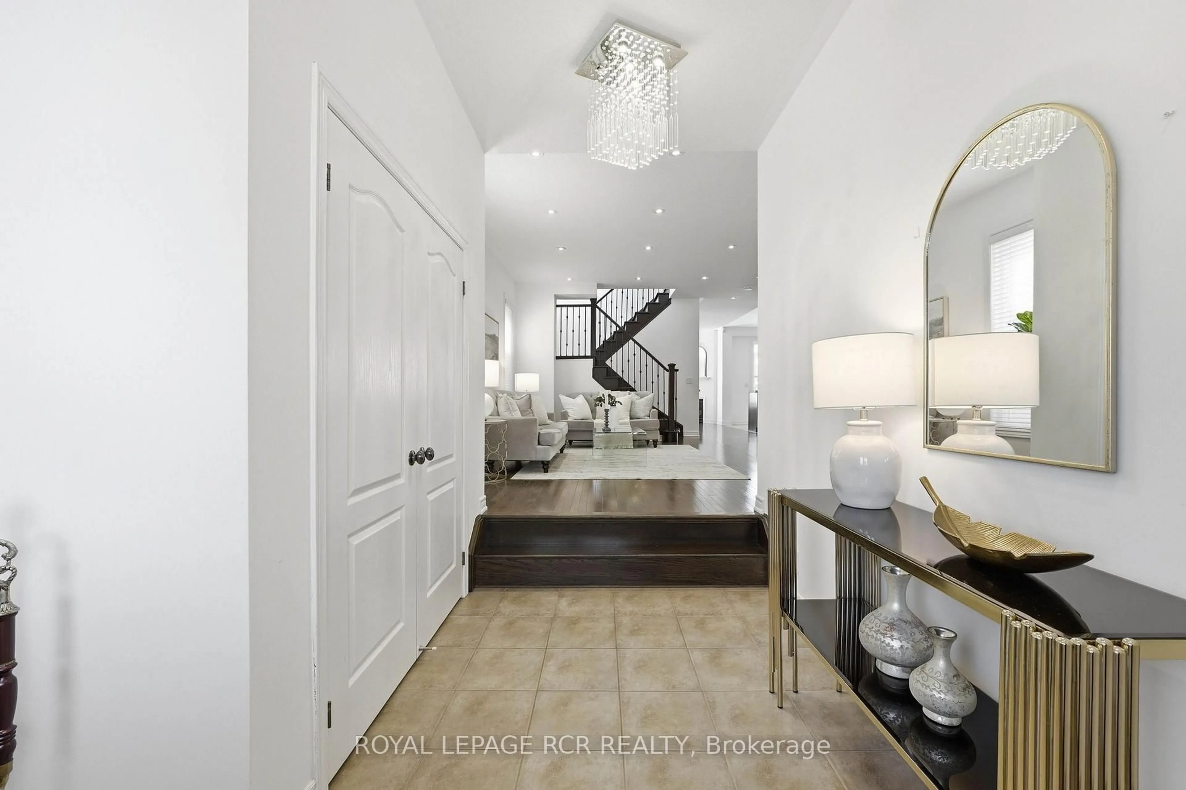 Indoor entryway for 18 Kerr Lane, Aurora Ontario L4G 0E5