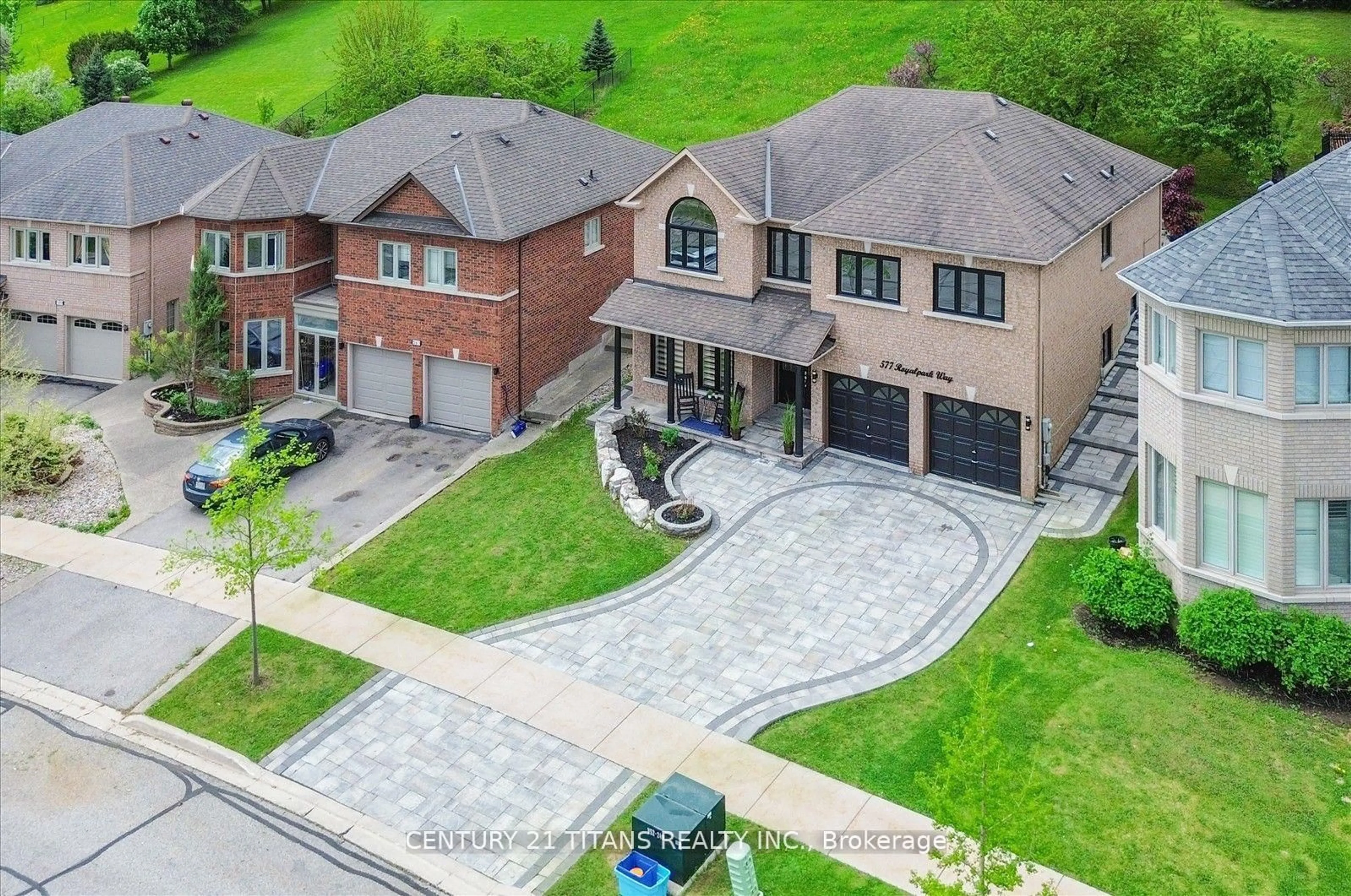 A pic from outside/outdoor area/front of a property/back of a property/a pic from drone, street for 577 Royalpark Way, Vaughan Ontario L4H 1K2