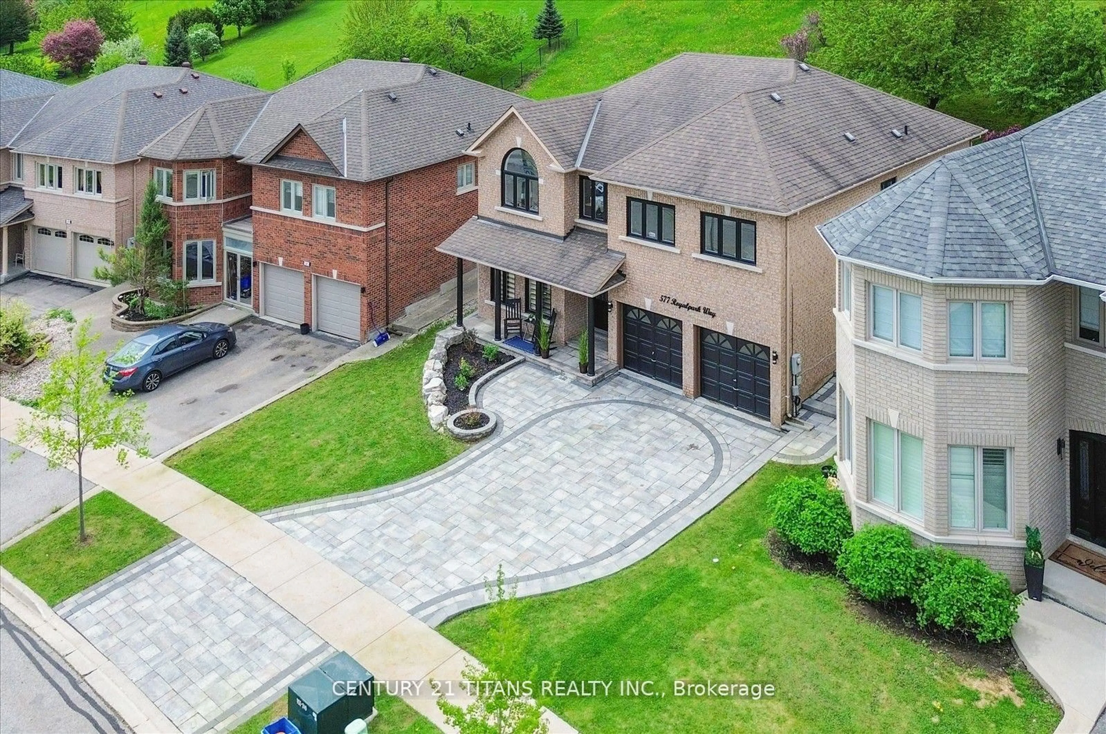 A pic from outside/outdoor area/front of a property/back of a property/a pic from drone, street for 577 Royalpark Way, Vaughan Ontario L4H 1K2
