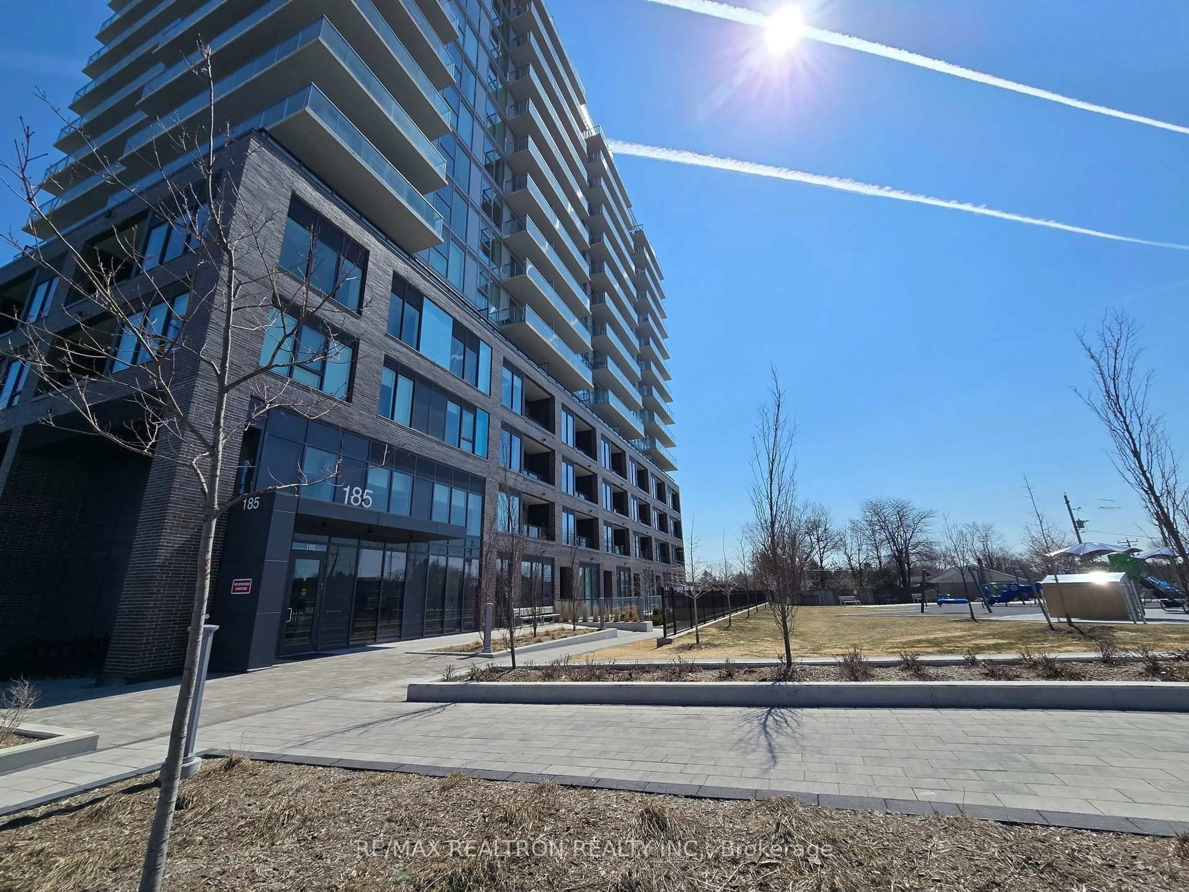 A pic from outside/outdoor area/front of a property/back of a property/a pic from drone, unknown for 185 Deerfield Rd #301, Newmarket Ontario L3Y 0G7