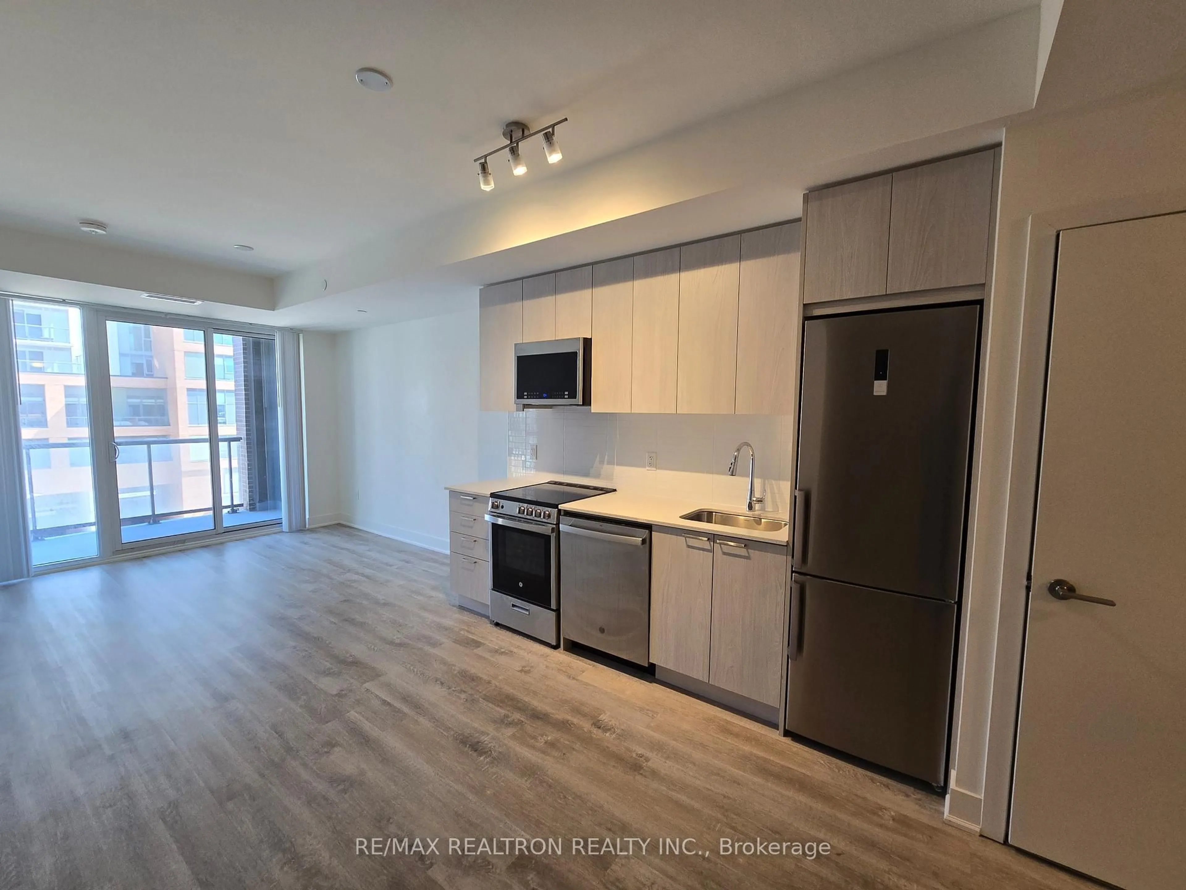 Unknown for 185 Deerfield Rd #301, Newmarket Ontario L3Y 0G7