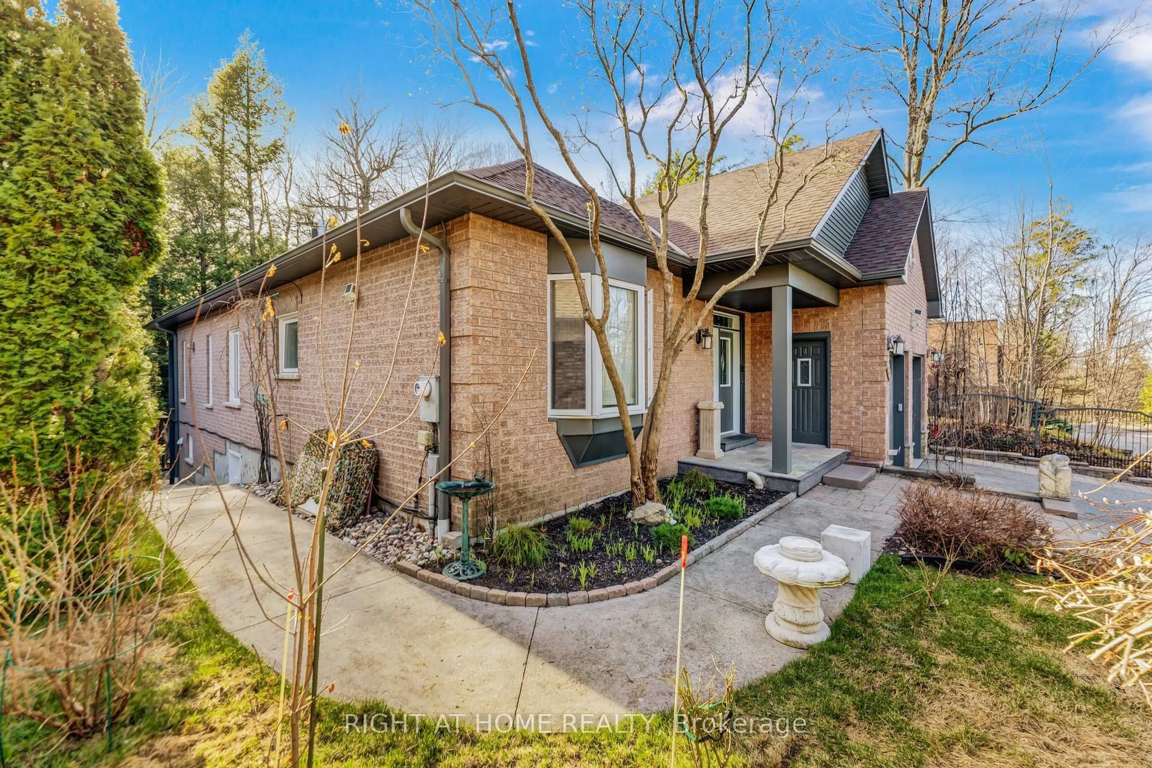 Home with brick exterior material, street for 600 Henderson Dr, Aurora Ontario L4G 5R1