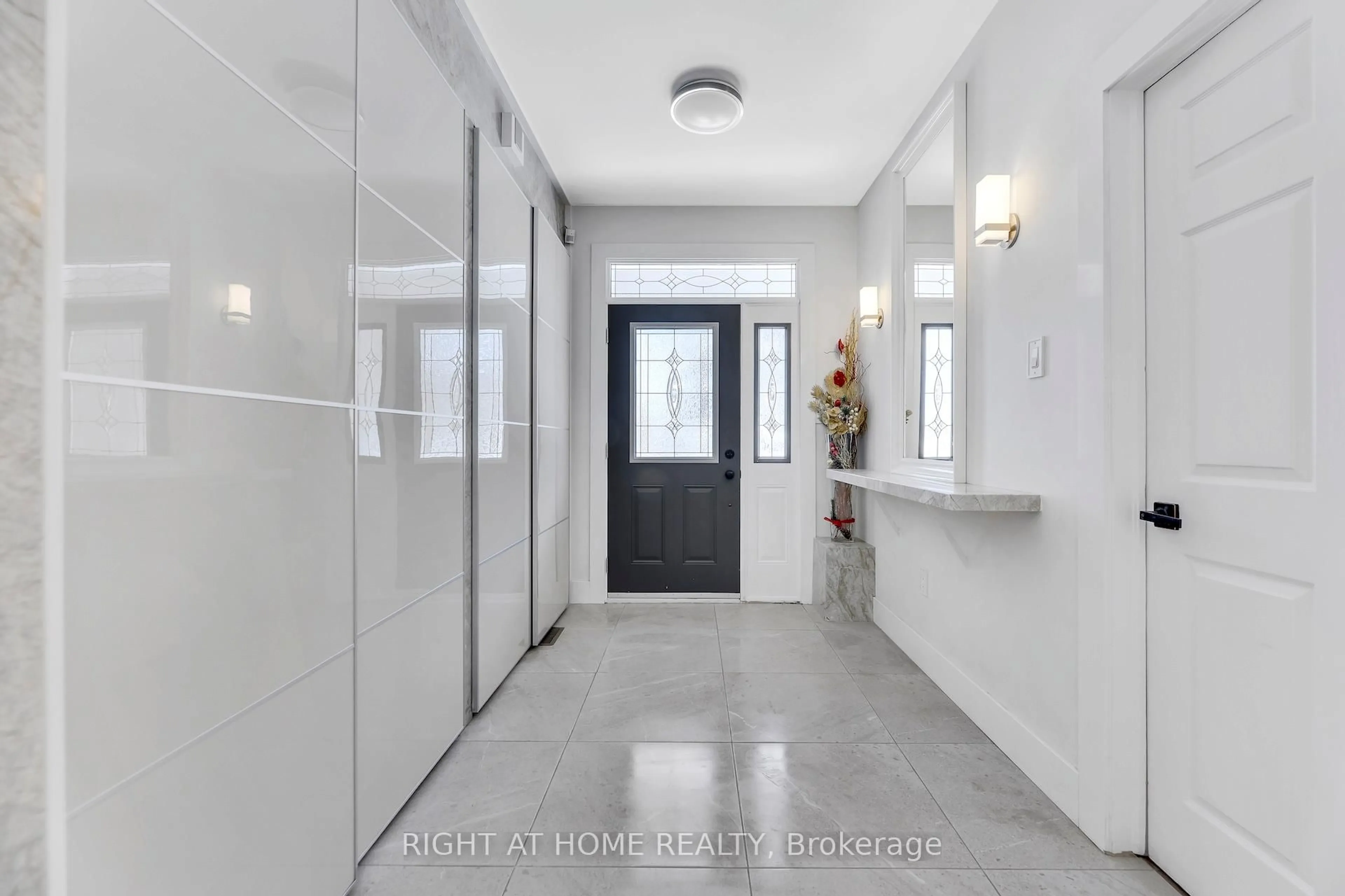 Indoor entryway for 600 Henderson Dr, Aurora Ontario L4G 5R1
