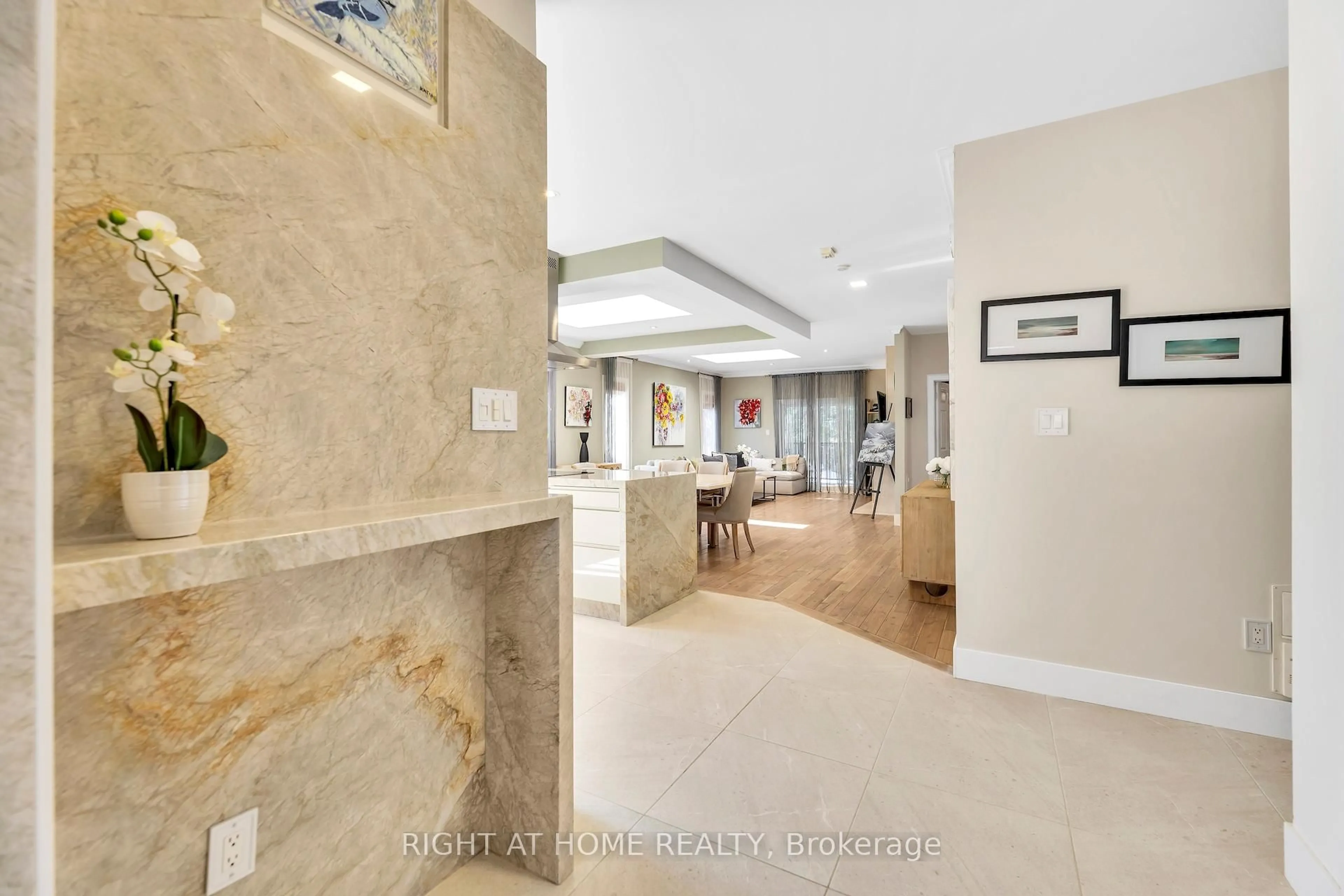 Indoor foyer for 600 Henderson Dr, Aurora Ontario L4G 5R1