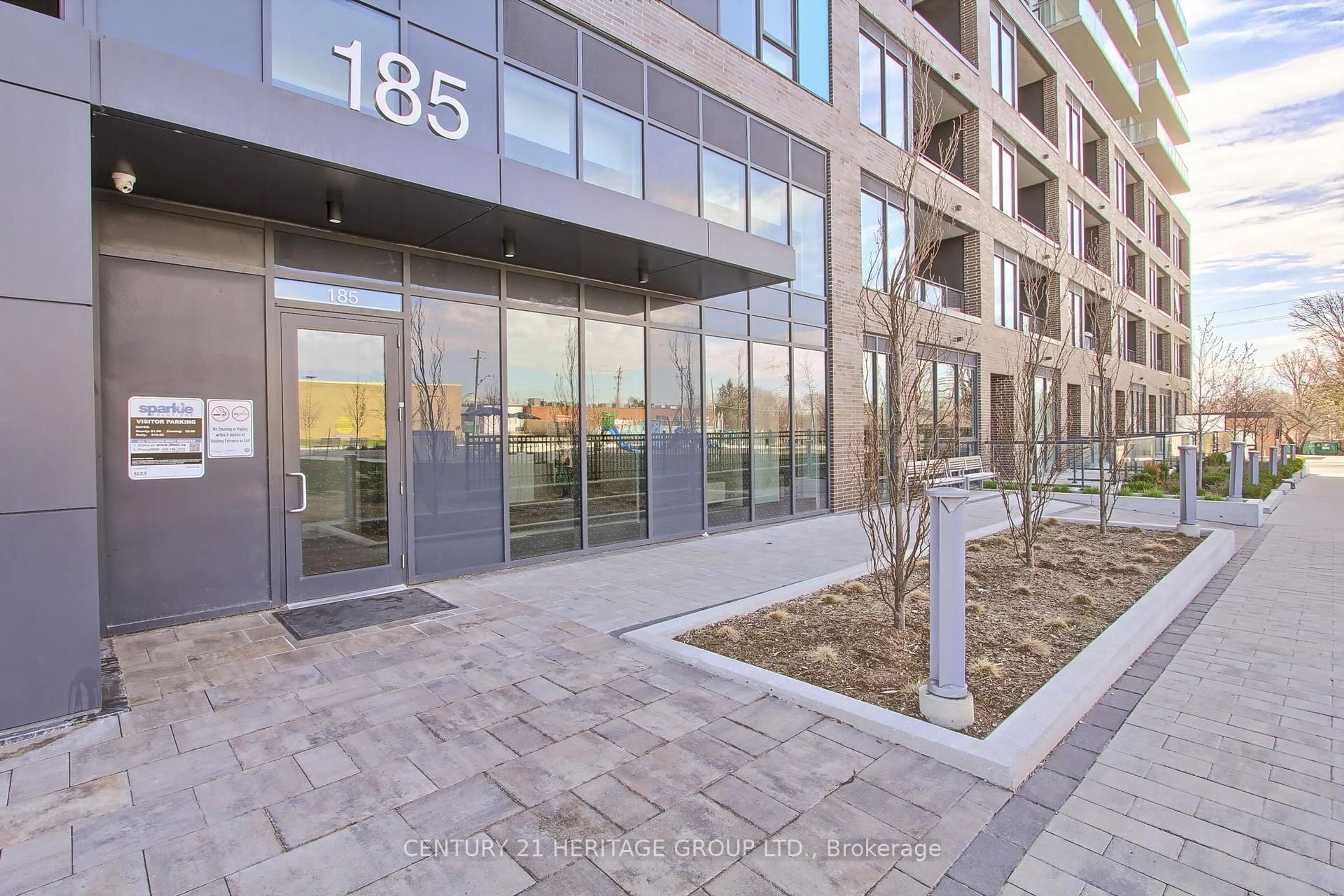 Indoor foyer for 185 Deerfield Rd #503, Newmarket Ontario L3Y 0G7