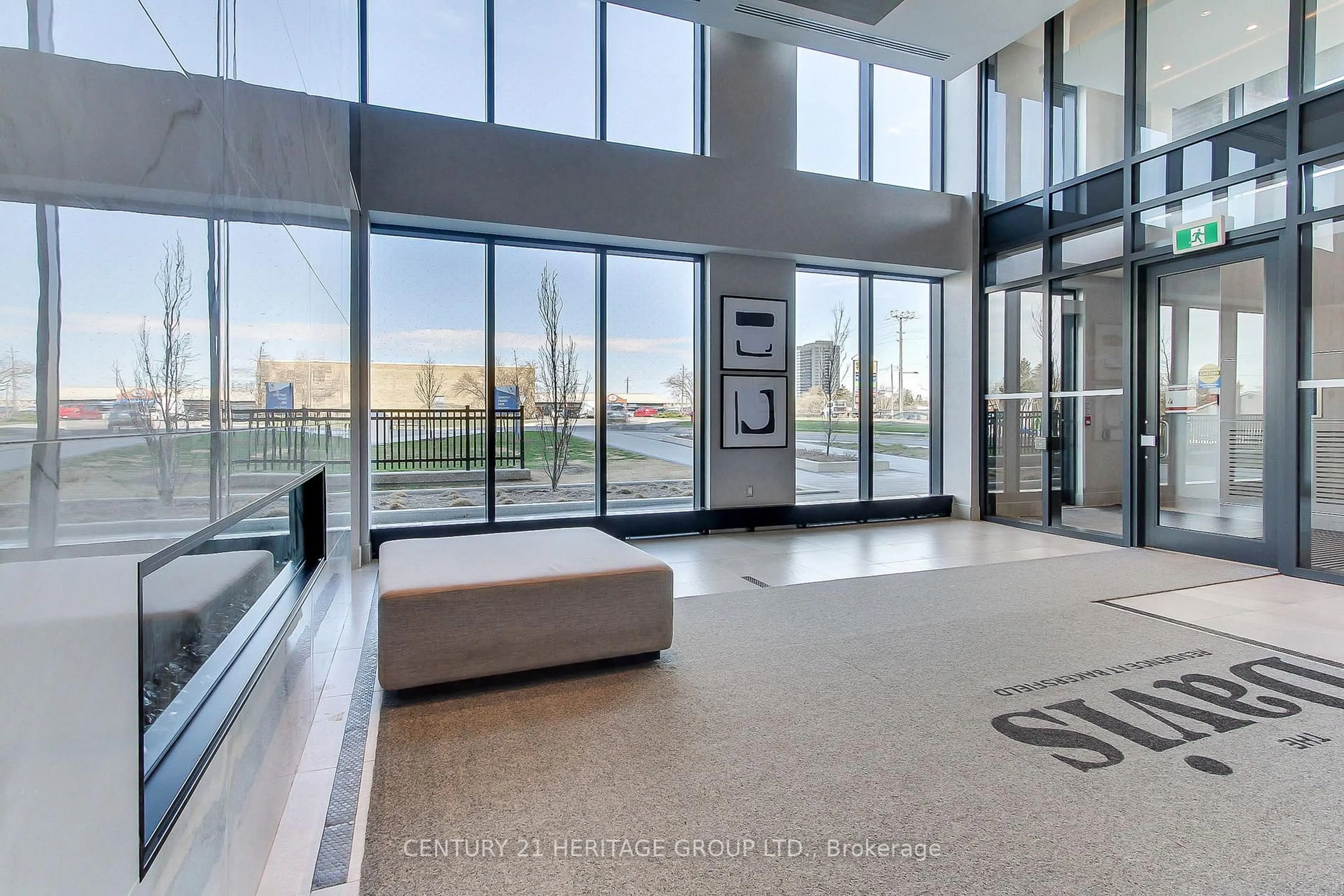 Indoor foyer for 185 Deerfield Rd #503, Newmarket Ontario L3Y 0G7