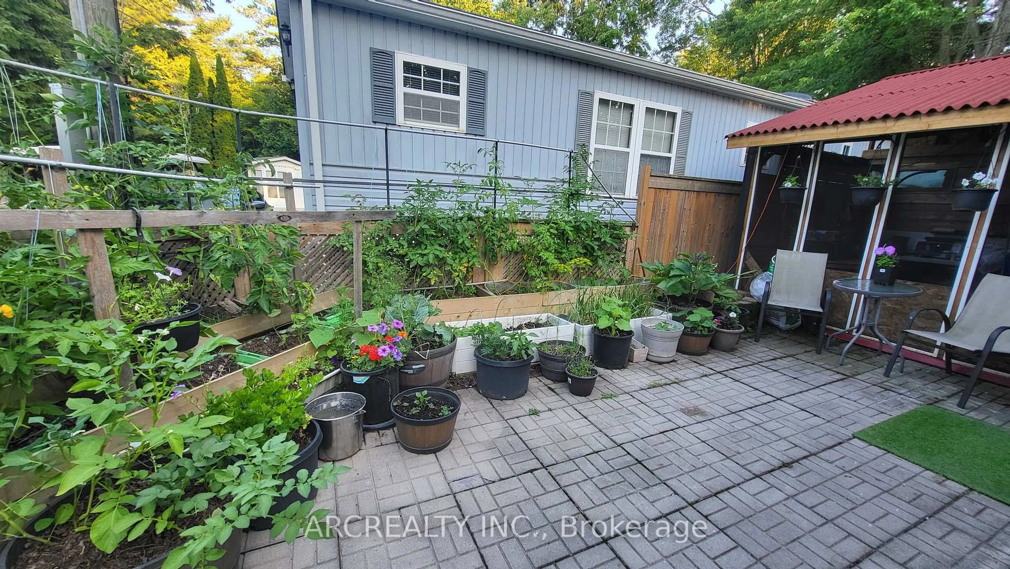 Patio, street for 24 Chickadee Crt, Georgina Ontario L0E 1N0