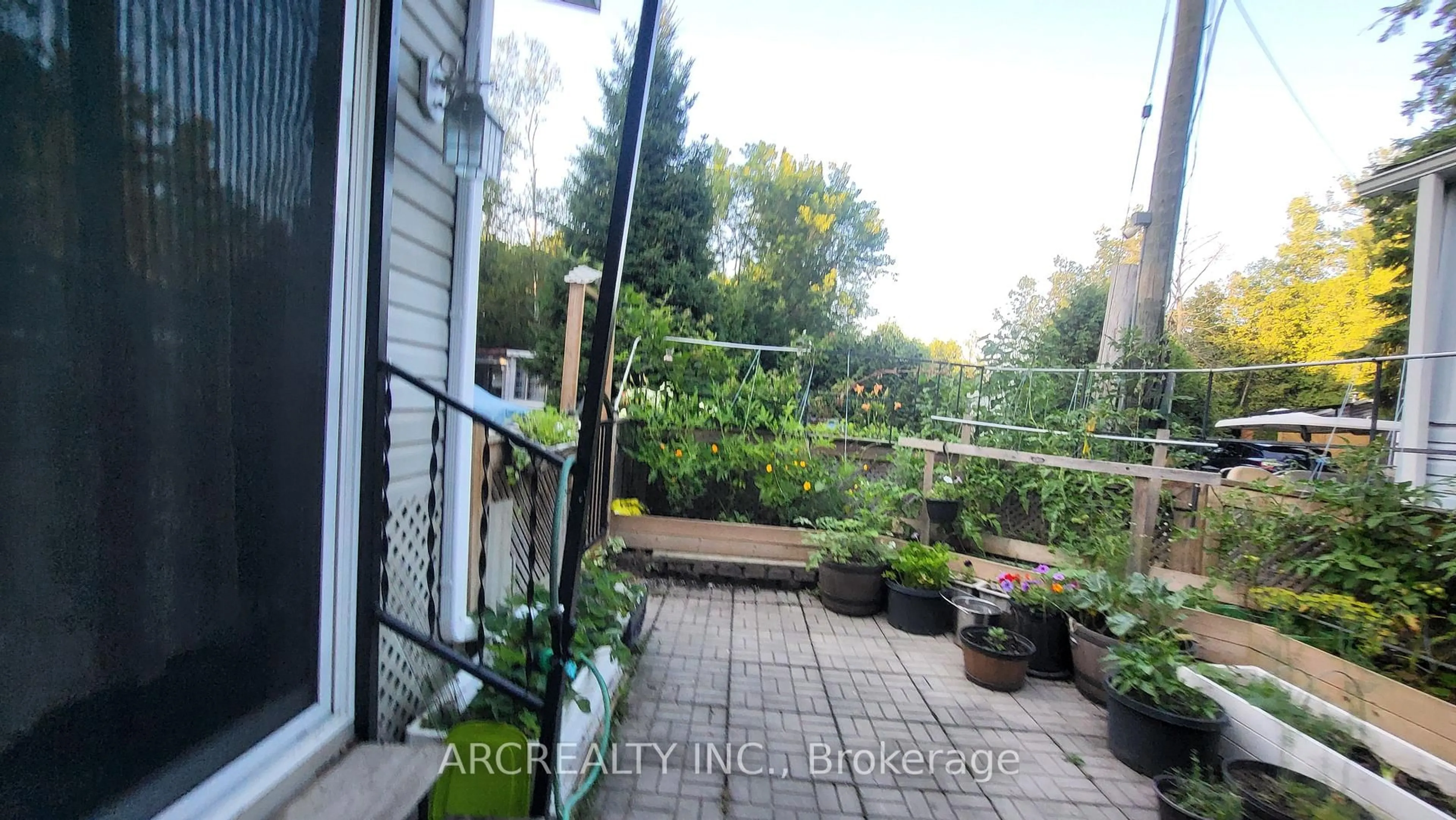 Patio, unknown for 24 Chickadee Crt, Georgina Ontario L0E 1N0