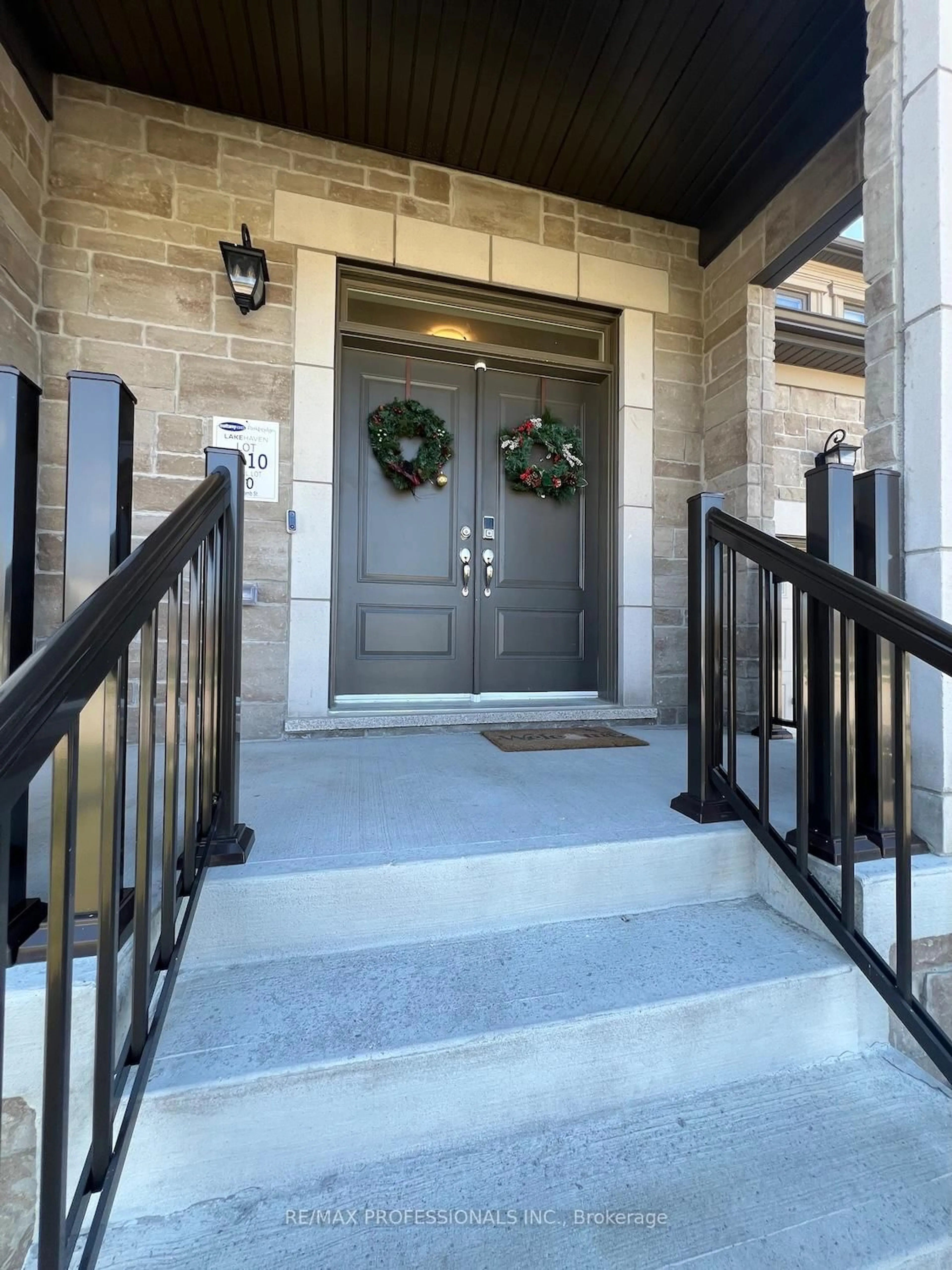 Indoor entryway for 687 Lamb St, Innisfil Ontario L9S 0R7