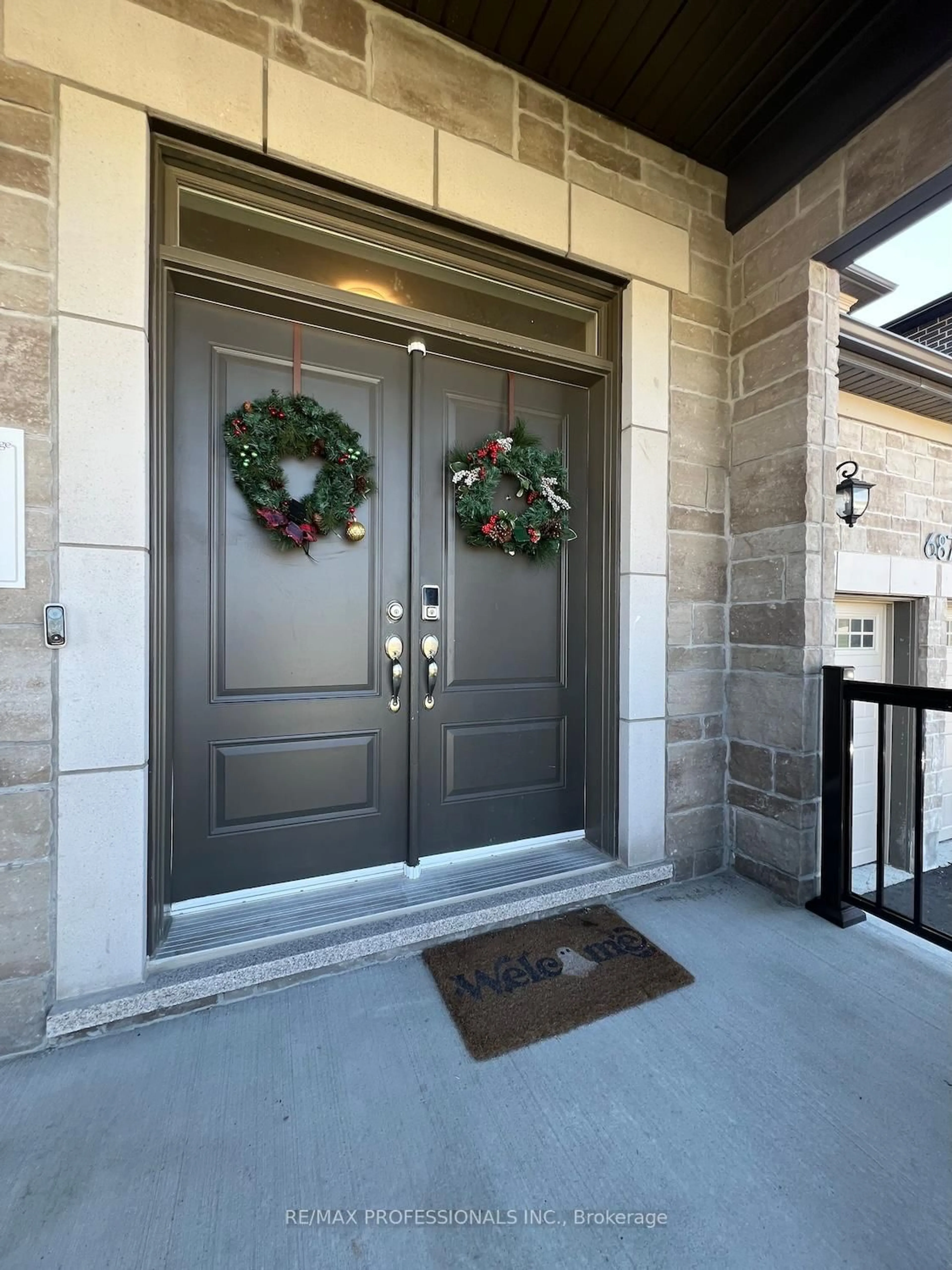 Indoor entryway for 687 Lamb St, Innisfil Ontario L9S 0R7