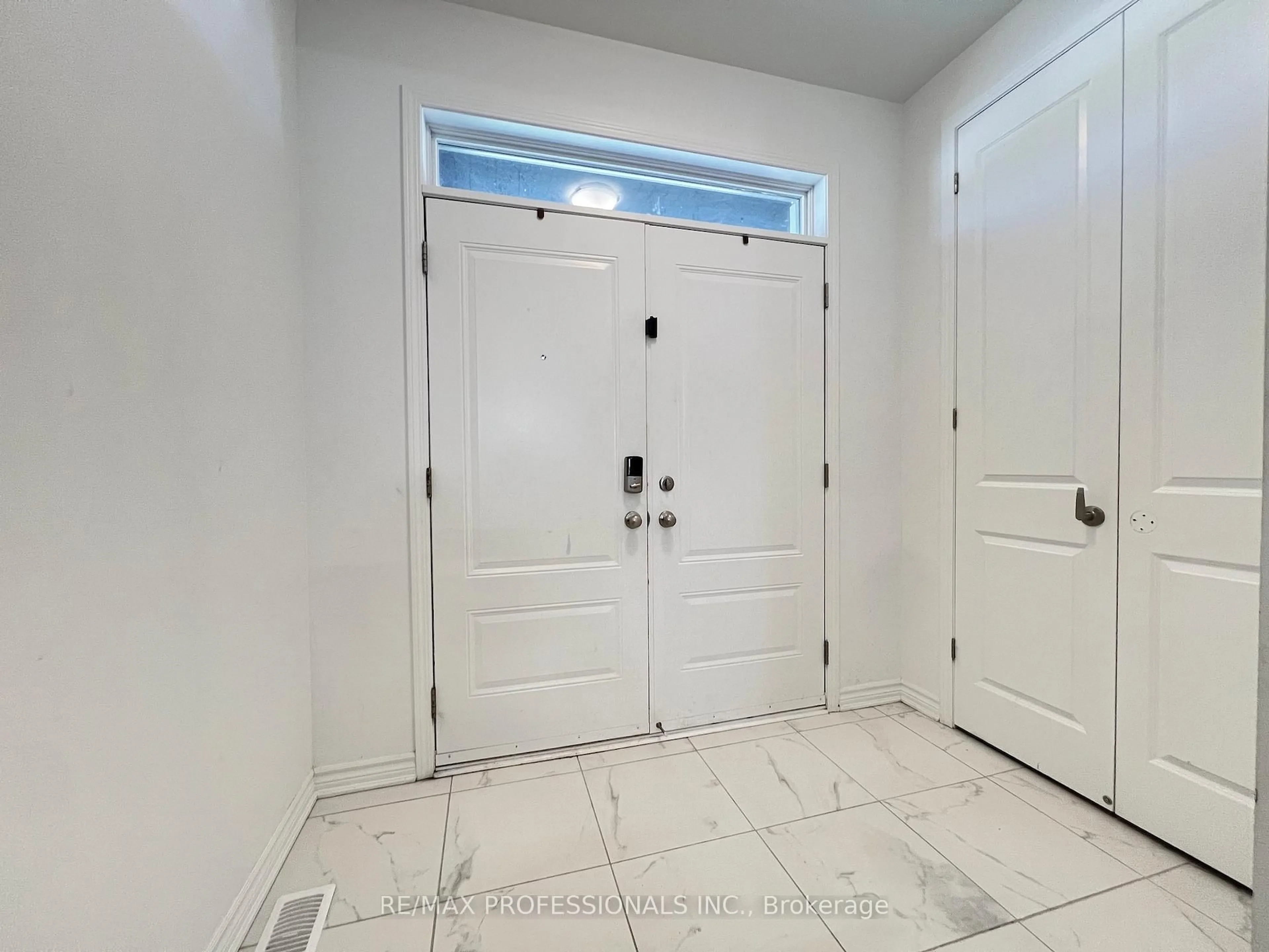 Indoor entryway for 687 Lamb St, Innisfil Ontario L9S 0R7