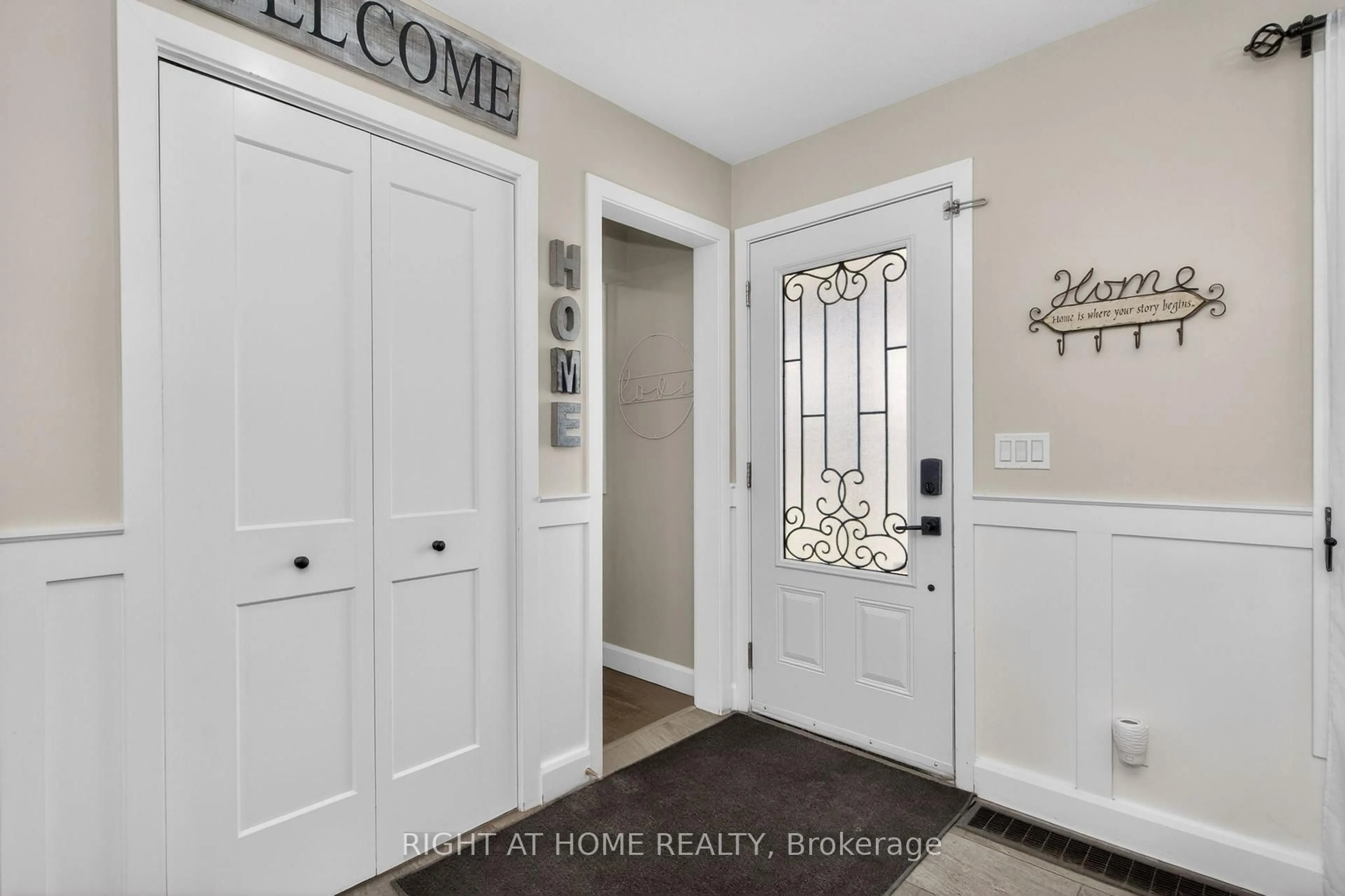 Indoor entryway for 4116 Innisfil Beach Rd, Innisfil Ontario L9S 3K3