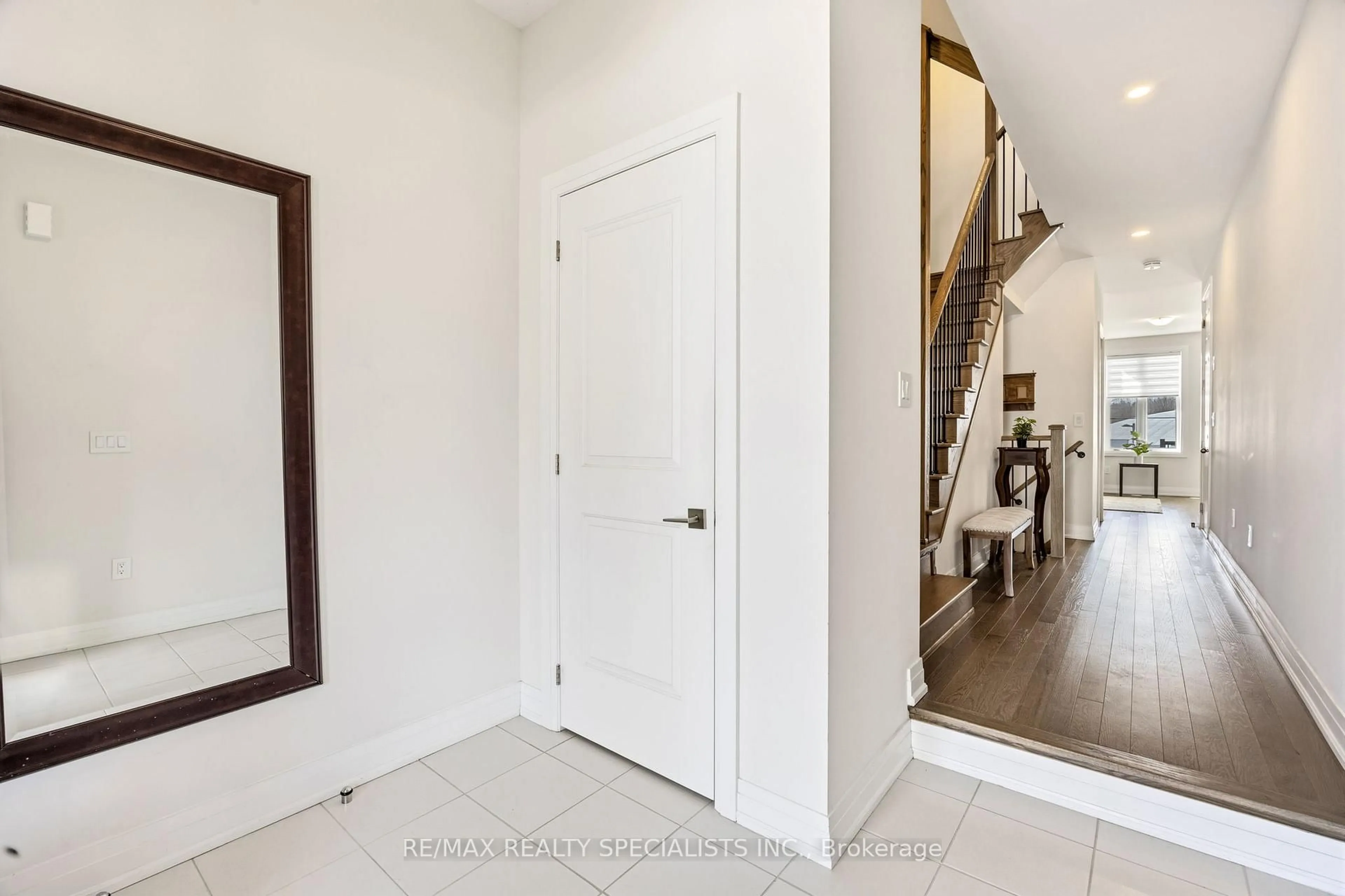 Indoor entryway for 324 Laplante St, Newmarket Ontario L3X 0M8