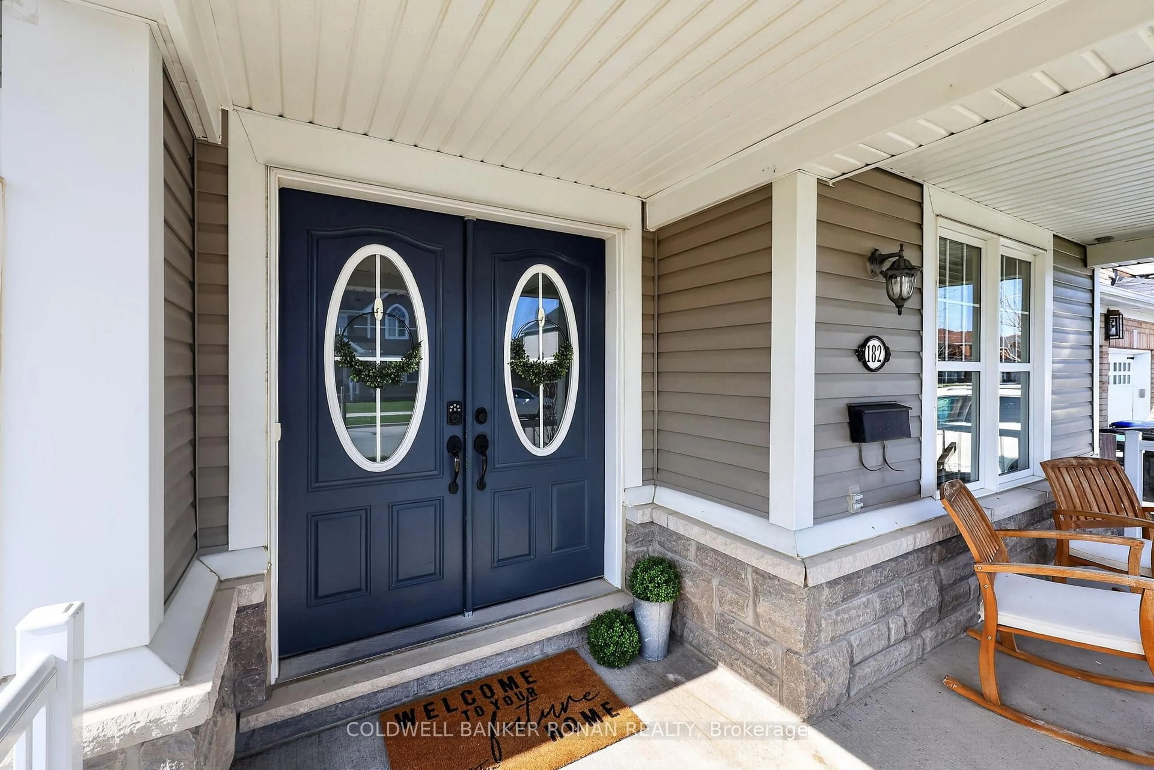 Indoor entryway for 182 Shephard Ave, New Tecumseth Ontario L9R 0K1