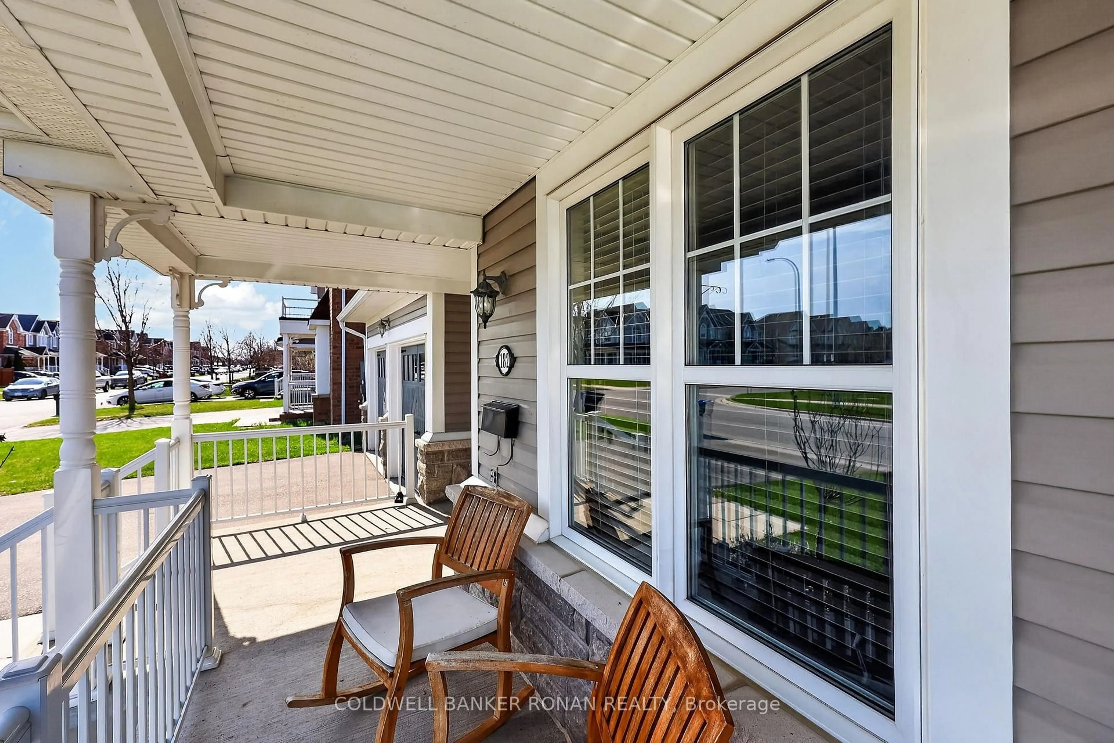 Patio, street for 182 Shephard Ave, New Tecumseth Ontario L9R 0K1