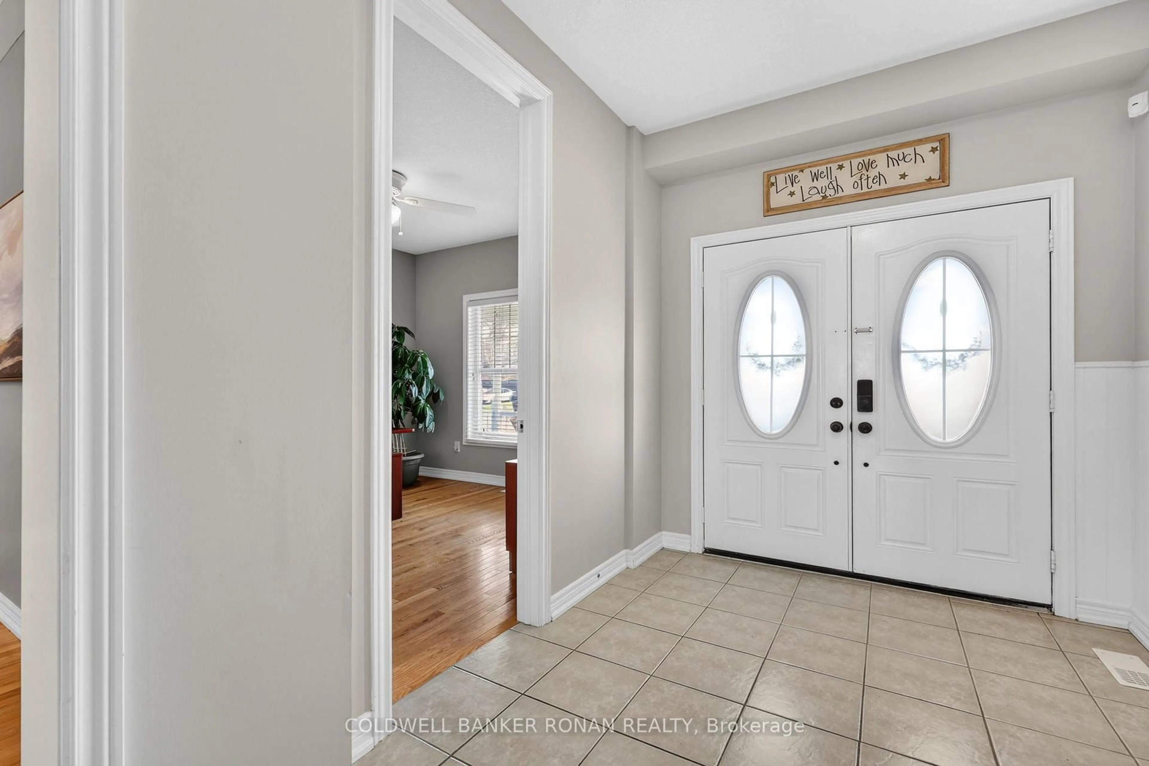 Indoor entryway for 182 Shephard Ave, New Tecumseth Ontario L9R 0K1