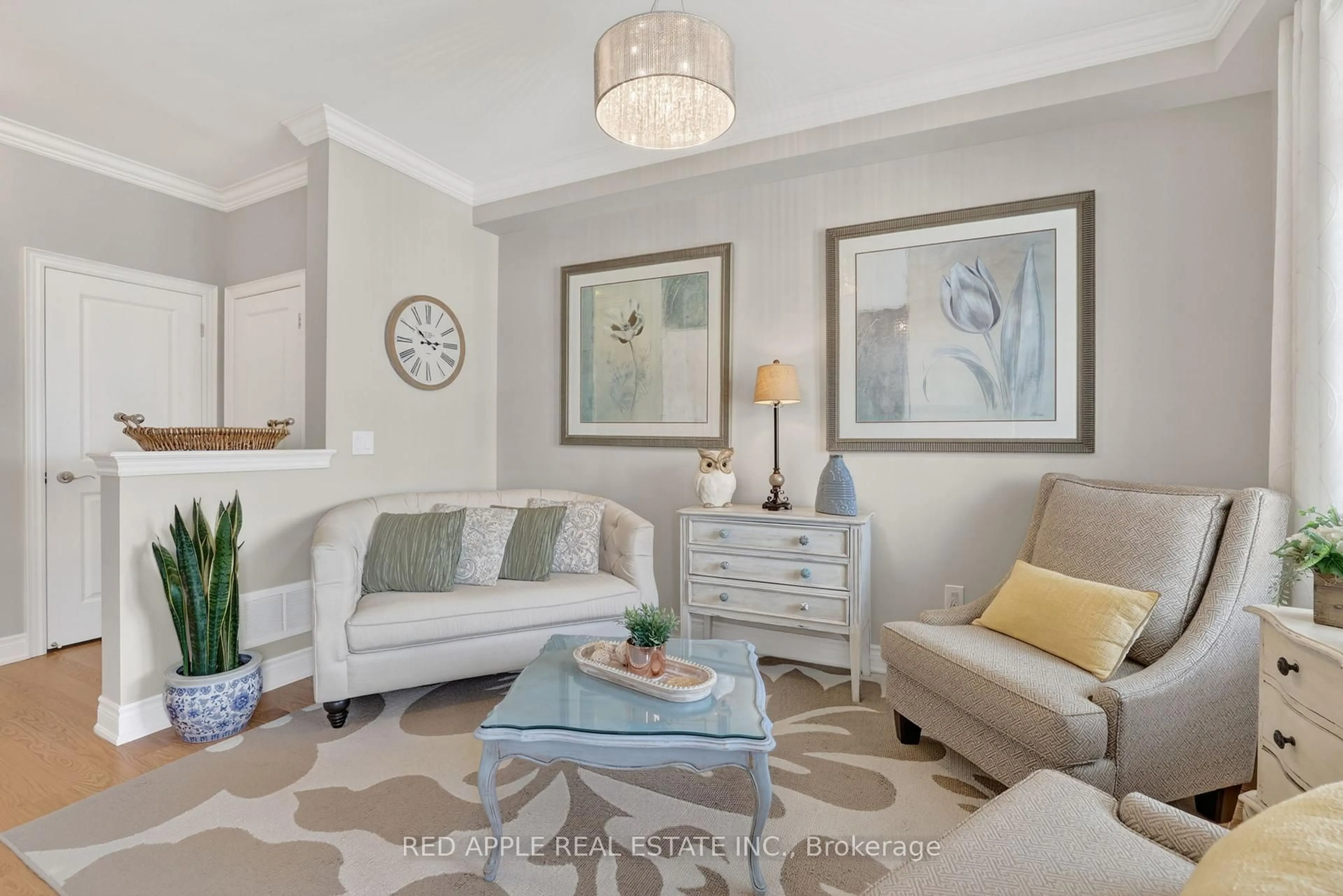 Living room with furniture, unknown for 347 Luck Crt, Newmarket Ontario L3X 0J5