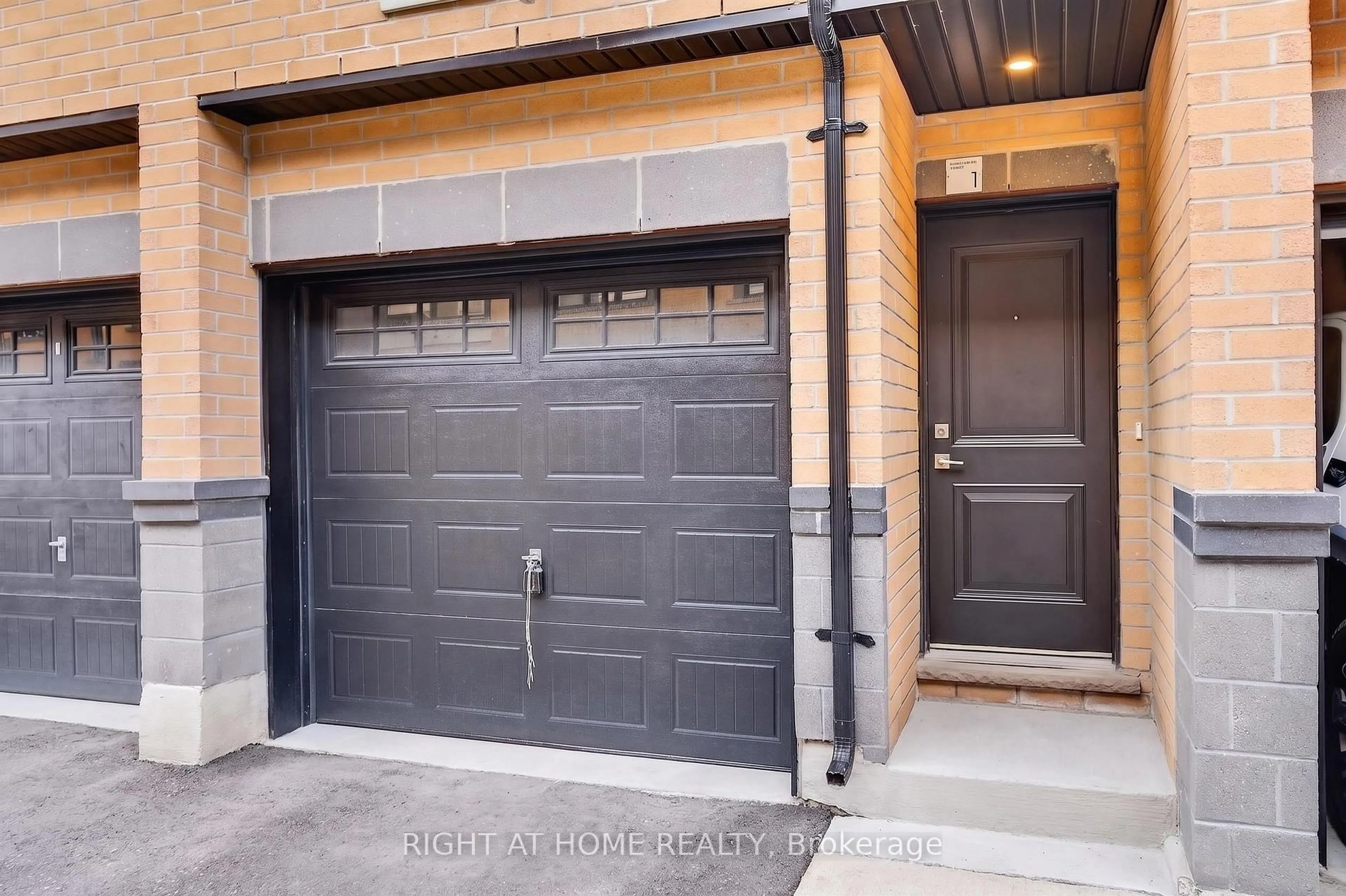 Indoor entryway for 12860 Yonge St #1, Richmond Hill Ontario L4E 1J4