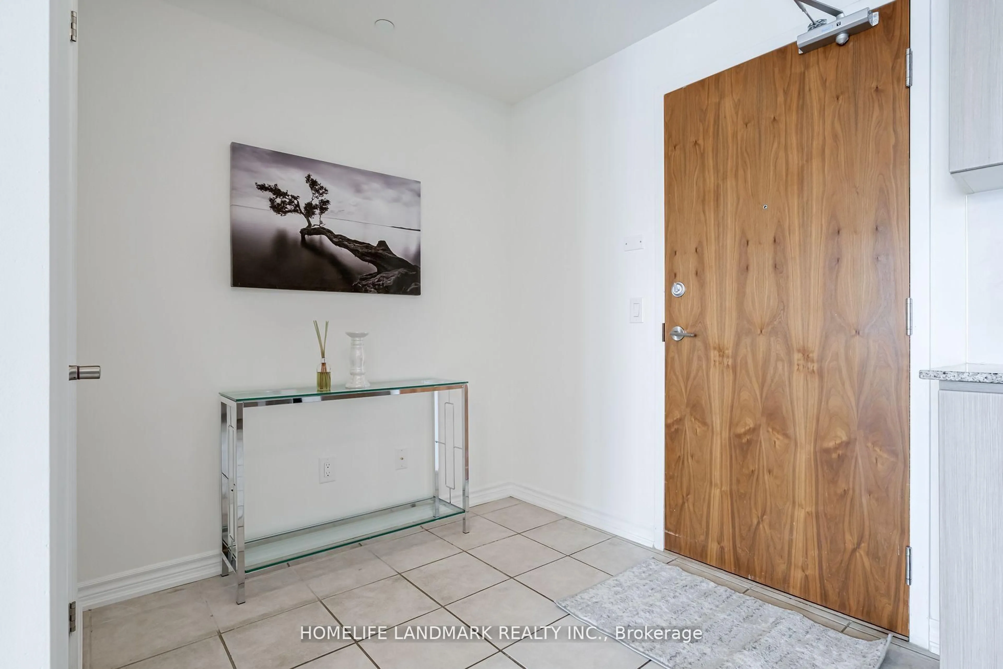 Indoor entryway for 8323 Kennedy Rd #921, Markham Ontario L3R 5W7