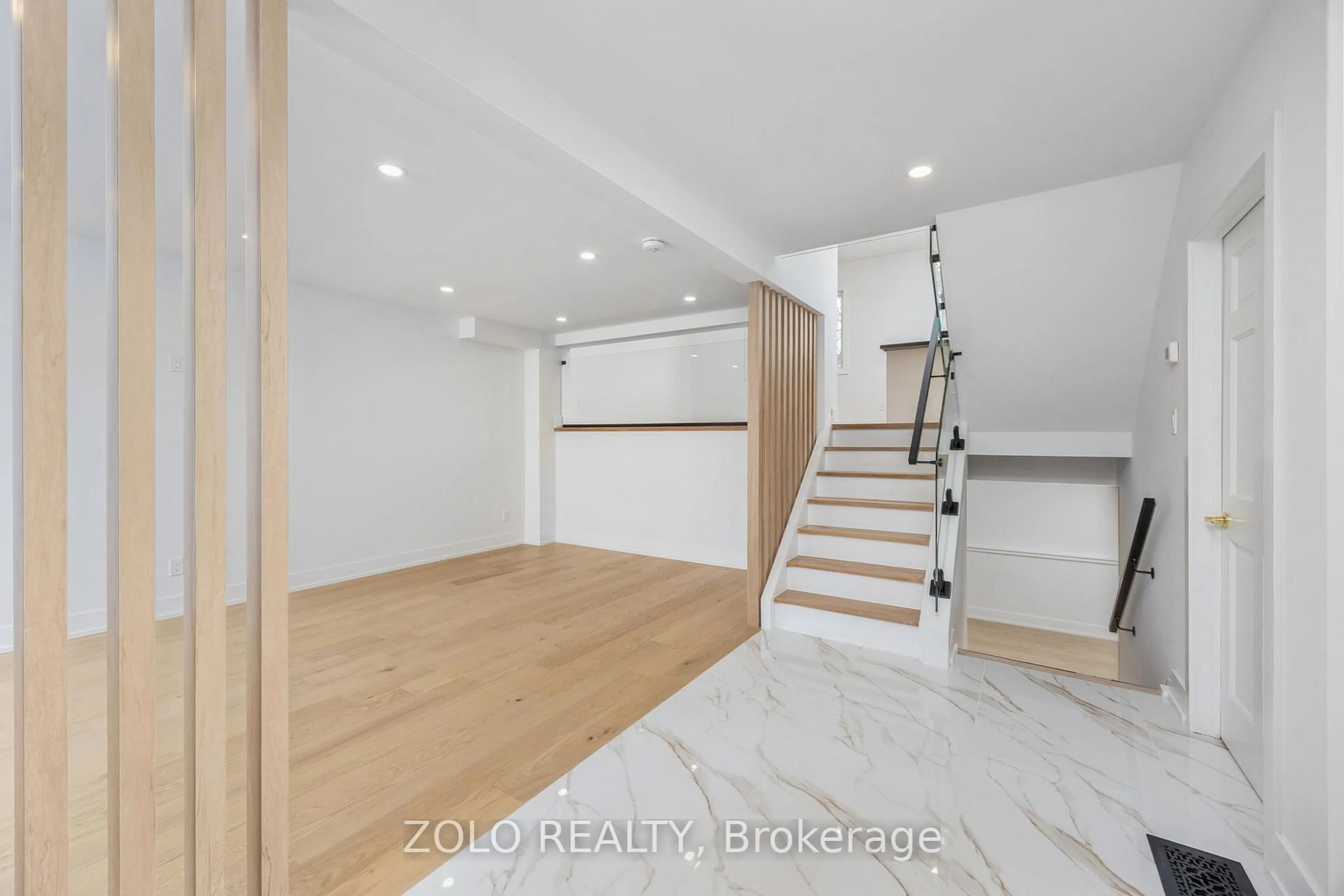 Indoor entryway for 124 Kingston Rd, Newmarket Ontario L3Y 5W7