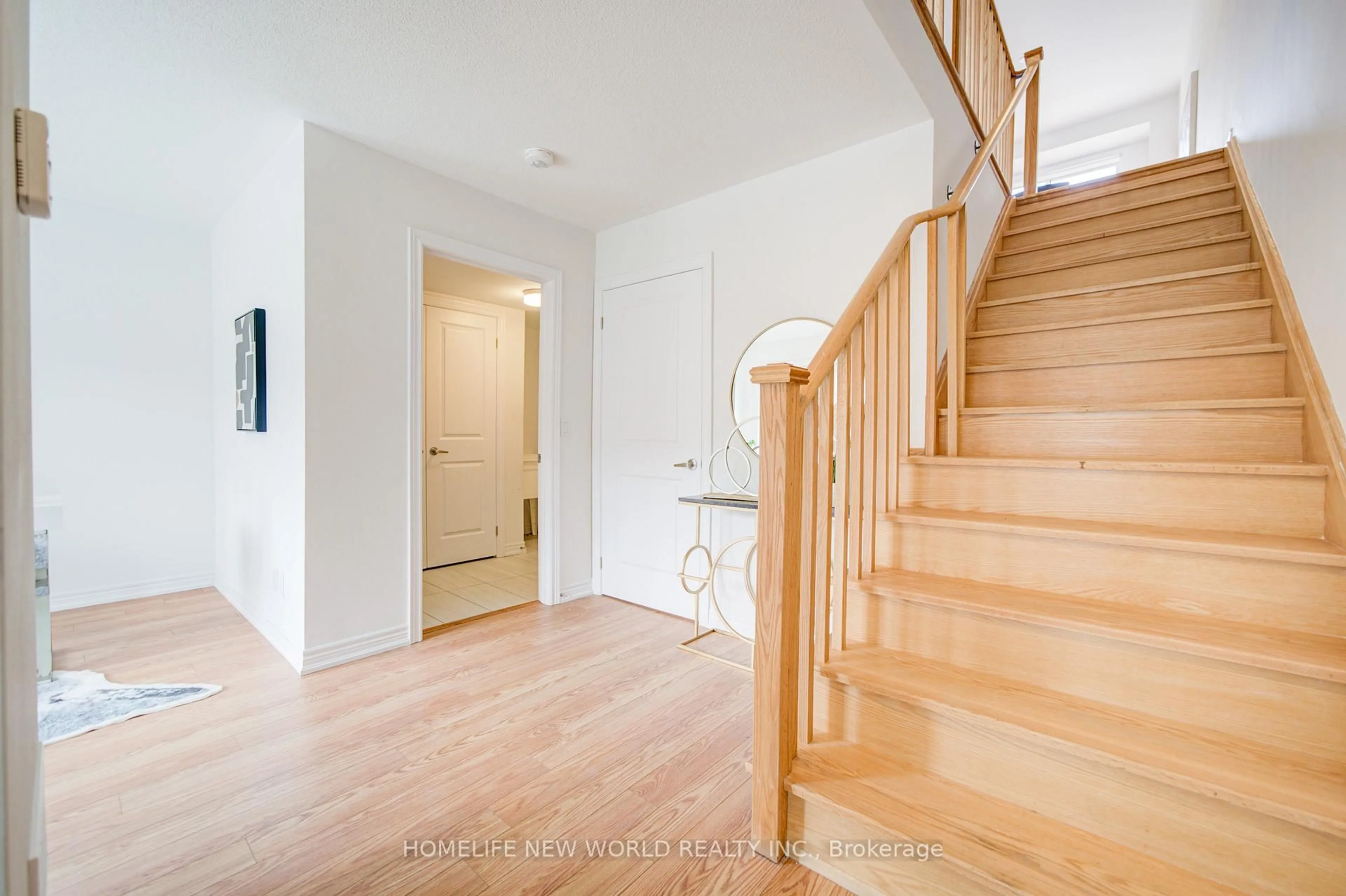 Indoor entryway for 132 Lageer Dr, Whitchurch-Stouffville Ontario L4A 5G2