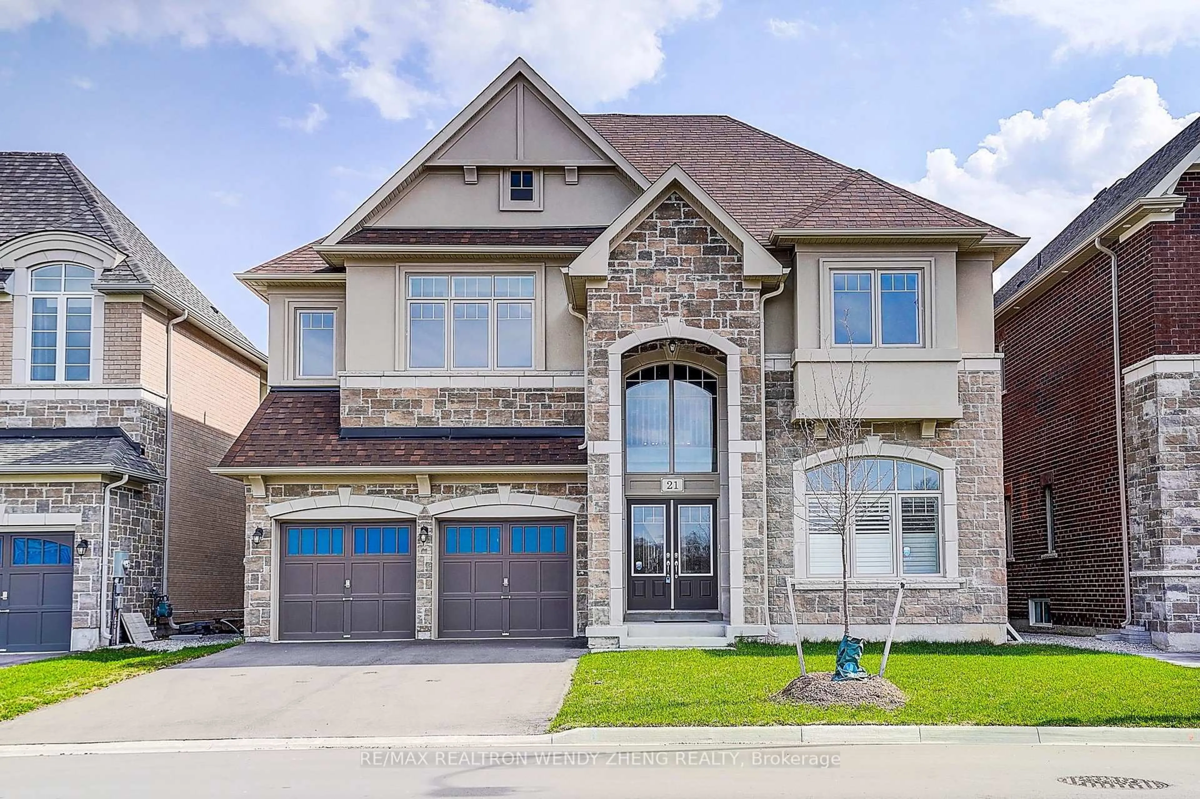 Home with brick exterior material, street for 21 Charles White Crt, East Gwillimbury Ontario L0G 1V0