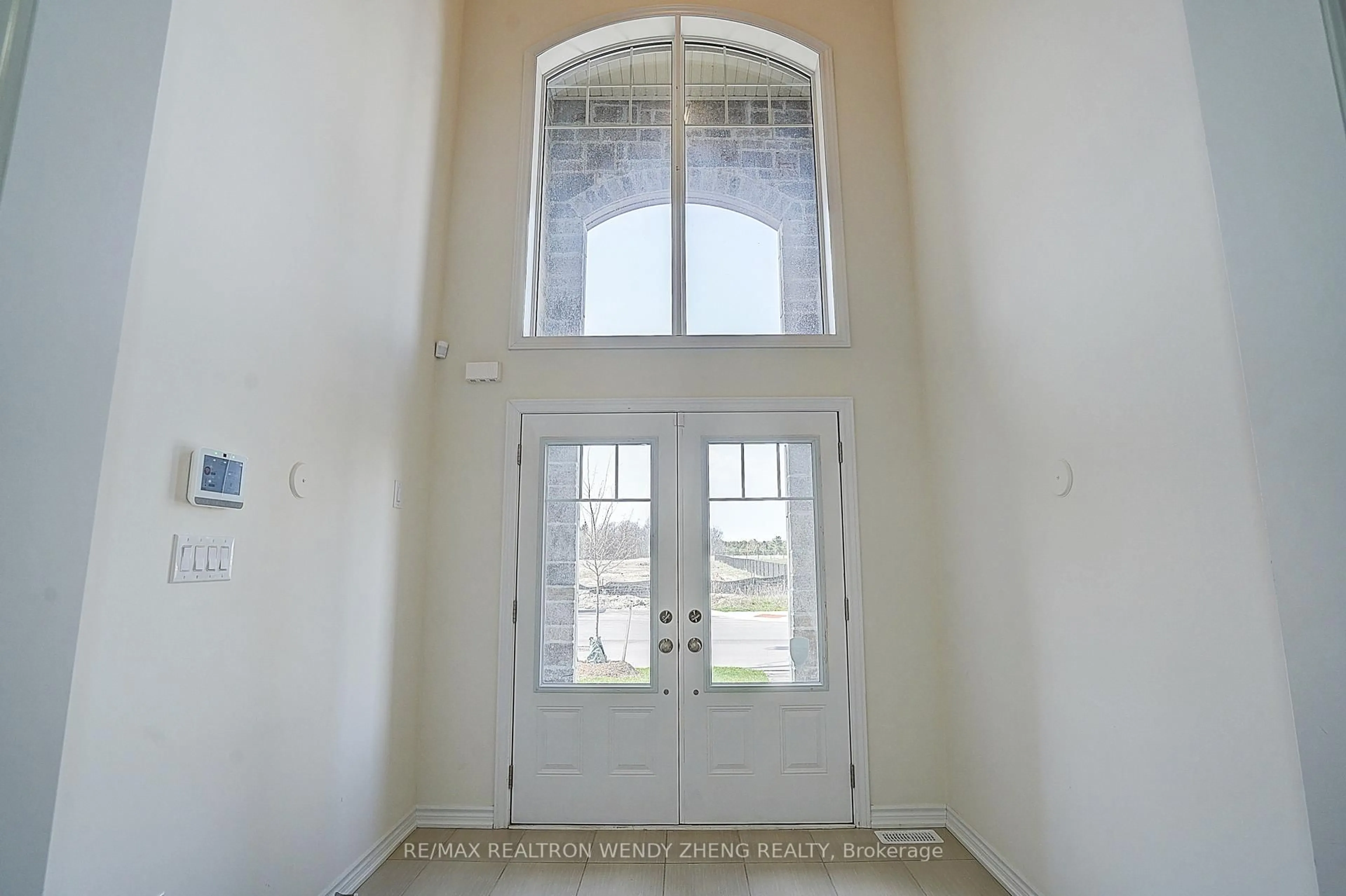 Indoor entryway for 21 Charles White Crt, East Gwillimbury Ontario L0G 1V0