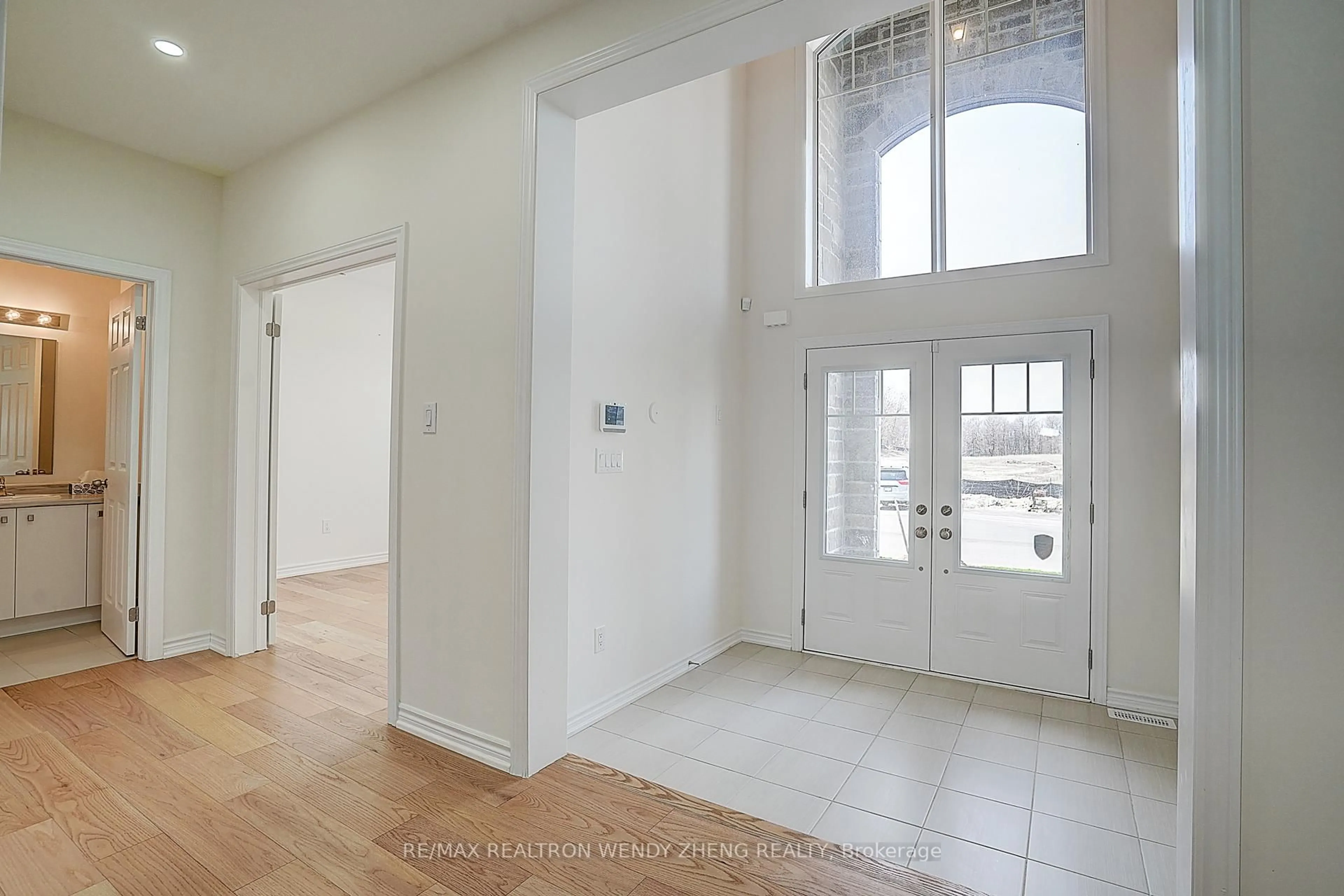 Indoor entryway for 21 Charles White Crt, East Gwillimbury Ontario L0G 1V0