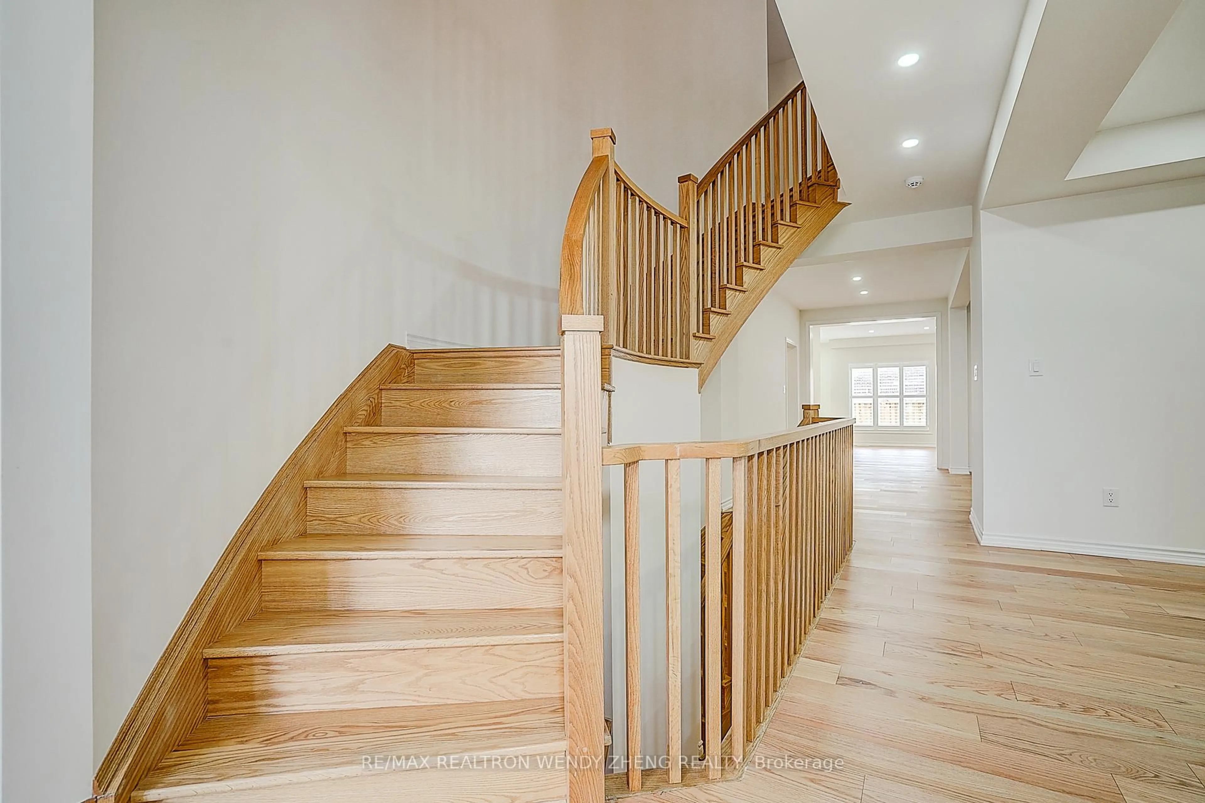 Stairs for 21 Charles White Crt, East Gwillimbury Ontario L0G 1V0