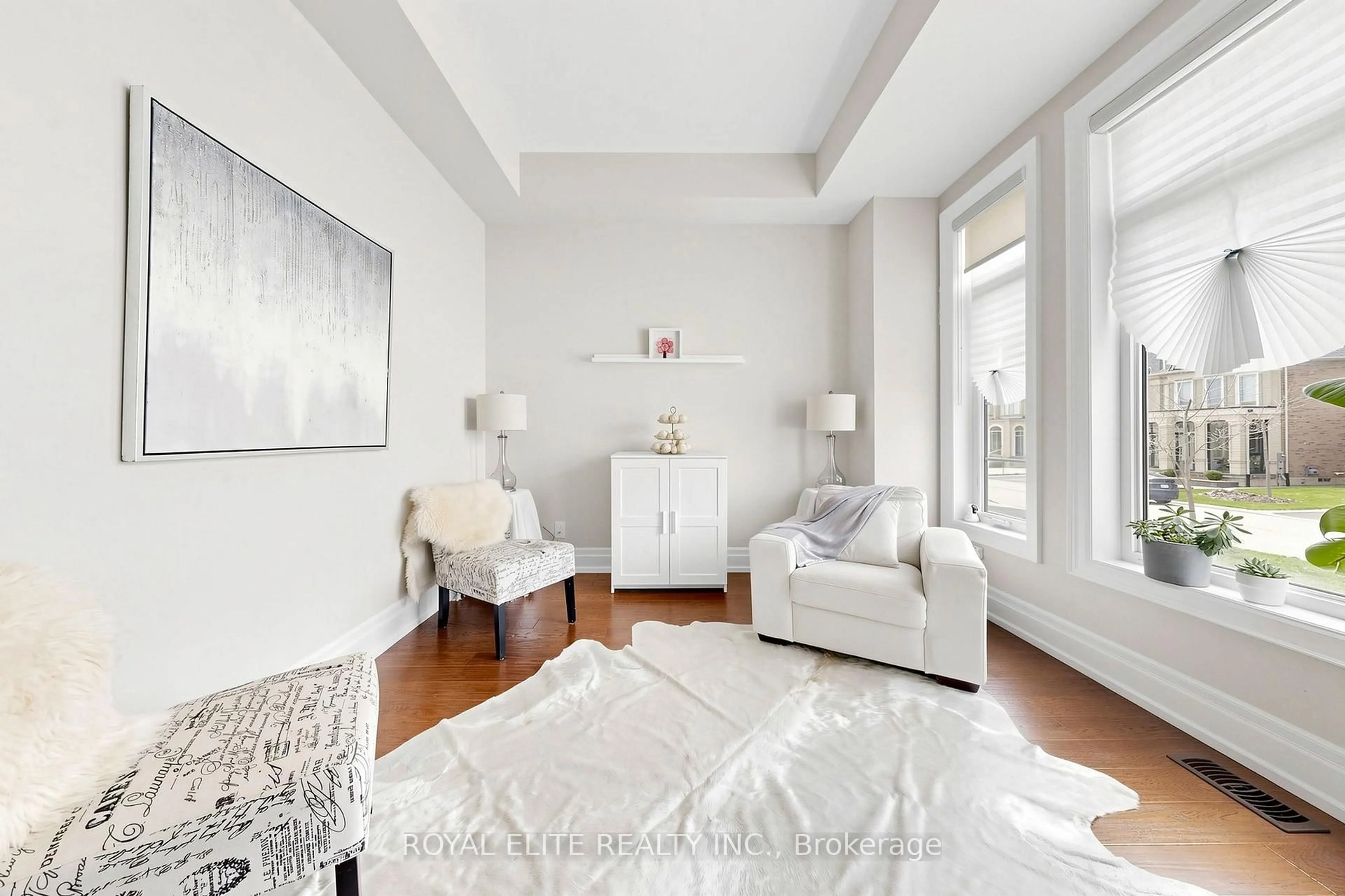 Living room with furniture, unknown for 61 Grange Dr, Richmond Hill Ontario L4E 1E2