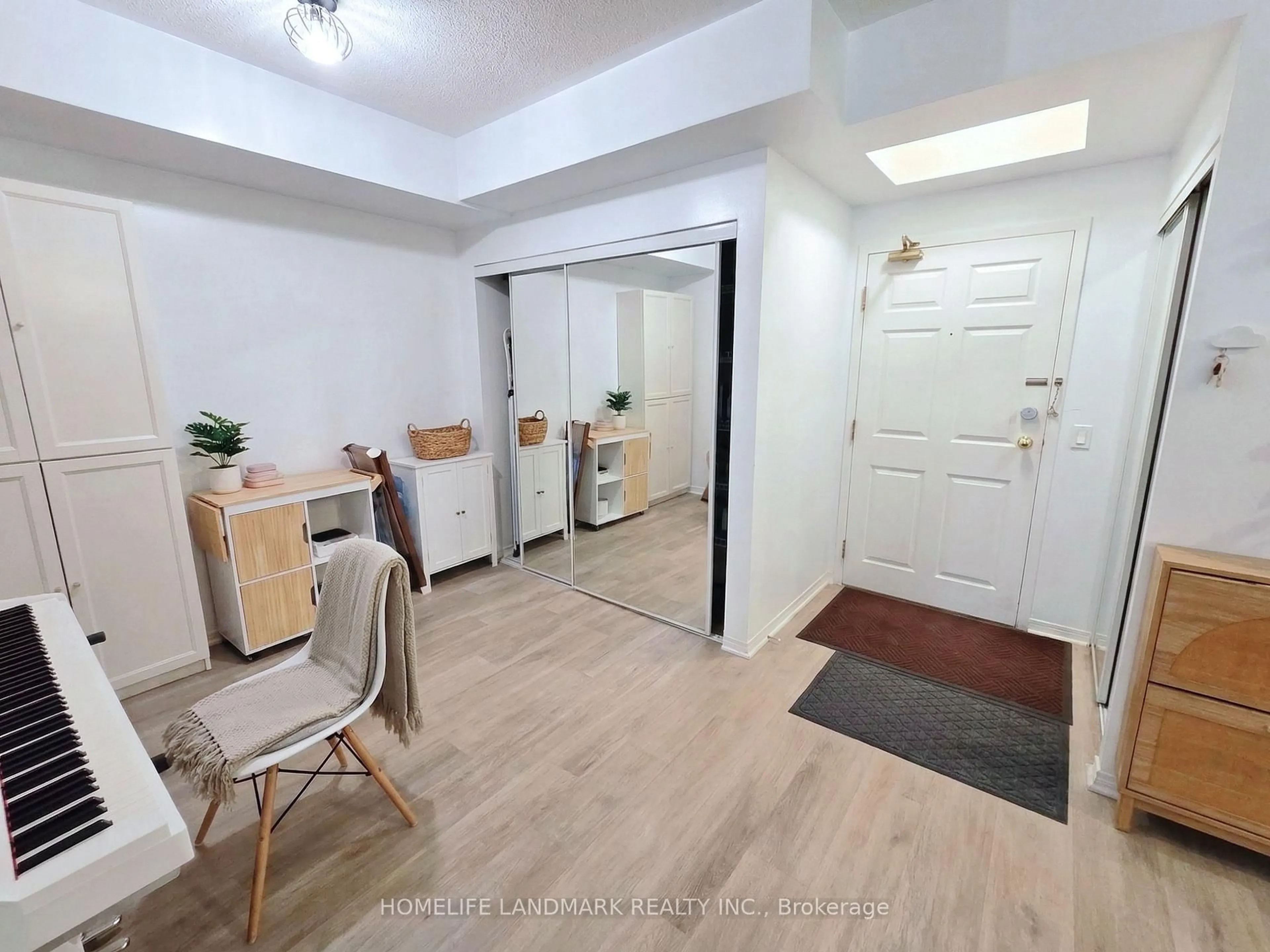 Unknown for 7398 Yonge St #106, Vaughan Ontario L4J 8J2