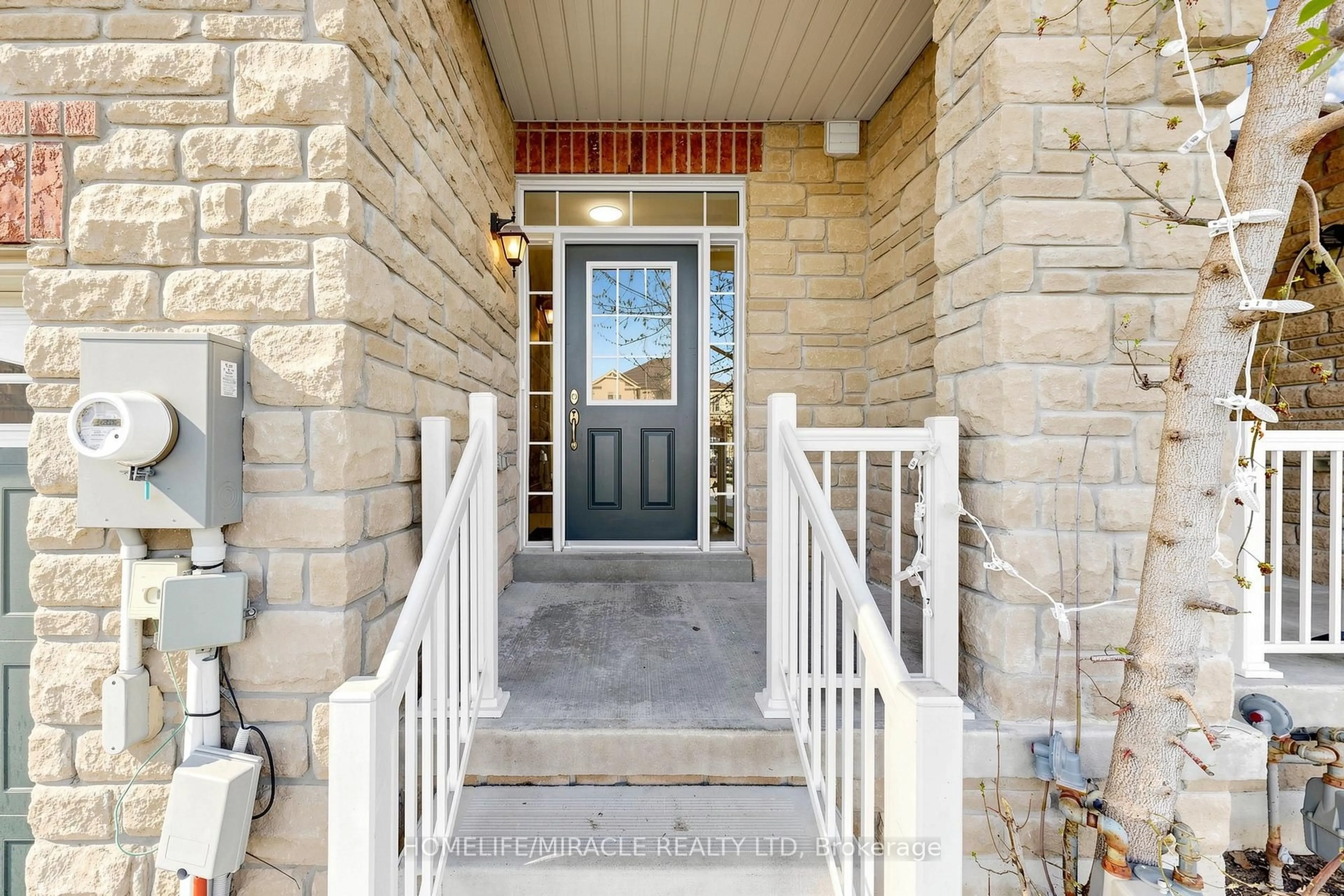 Indoor entryway for 14 Greenwood Dr, Essa Ontario L3W 0N5
