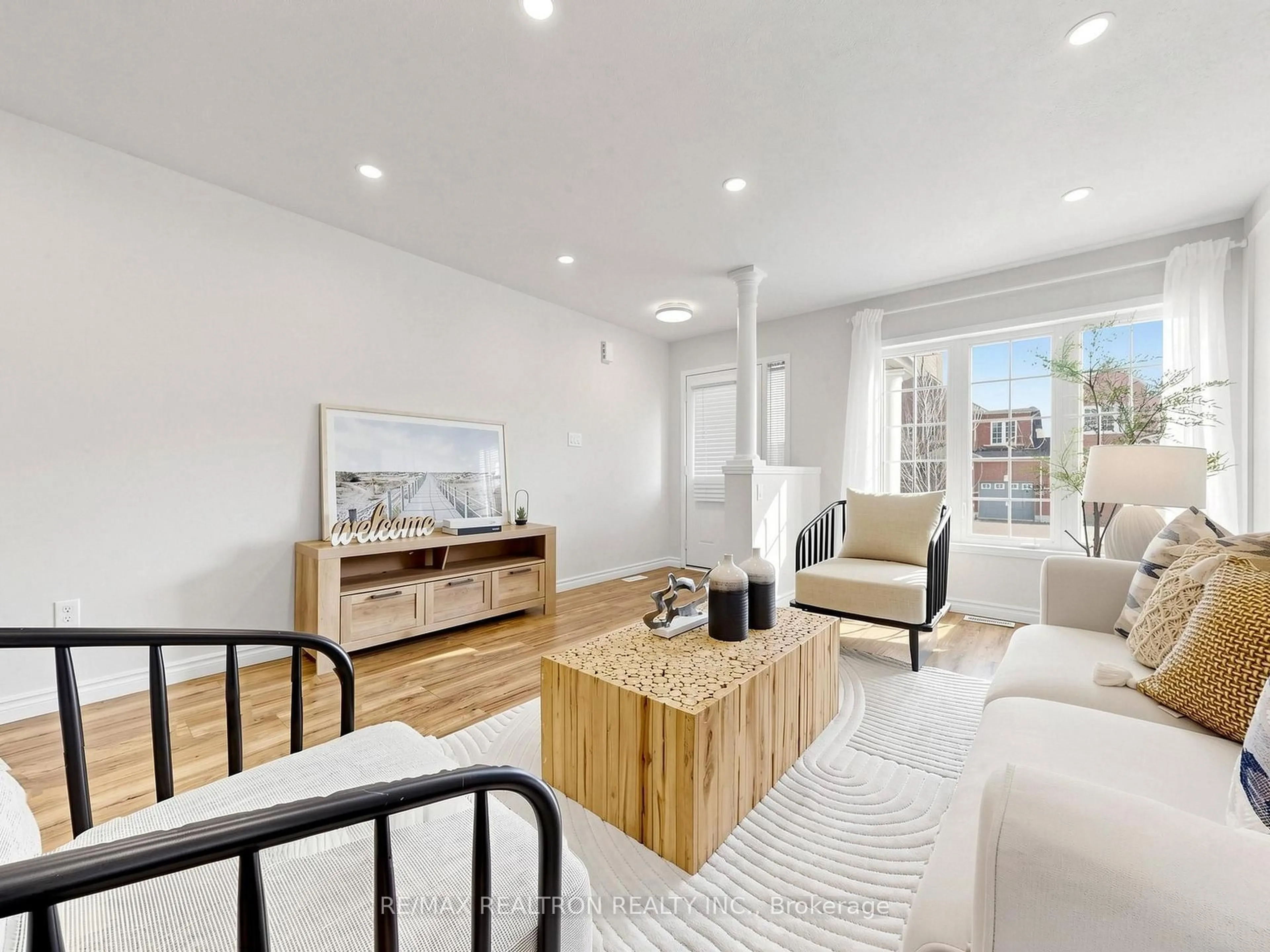 Living room with furniture, unknown for 22 Westcliffe Cres, Richmond Hill Ontario L4E 0S1