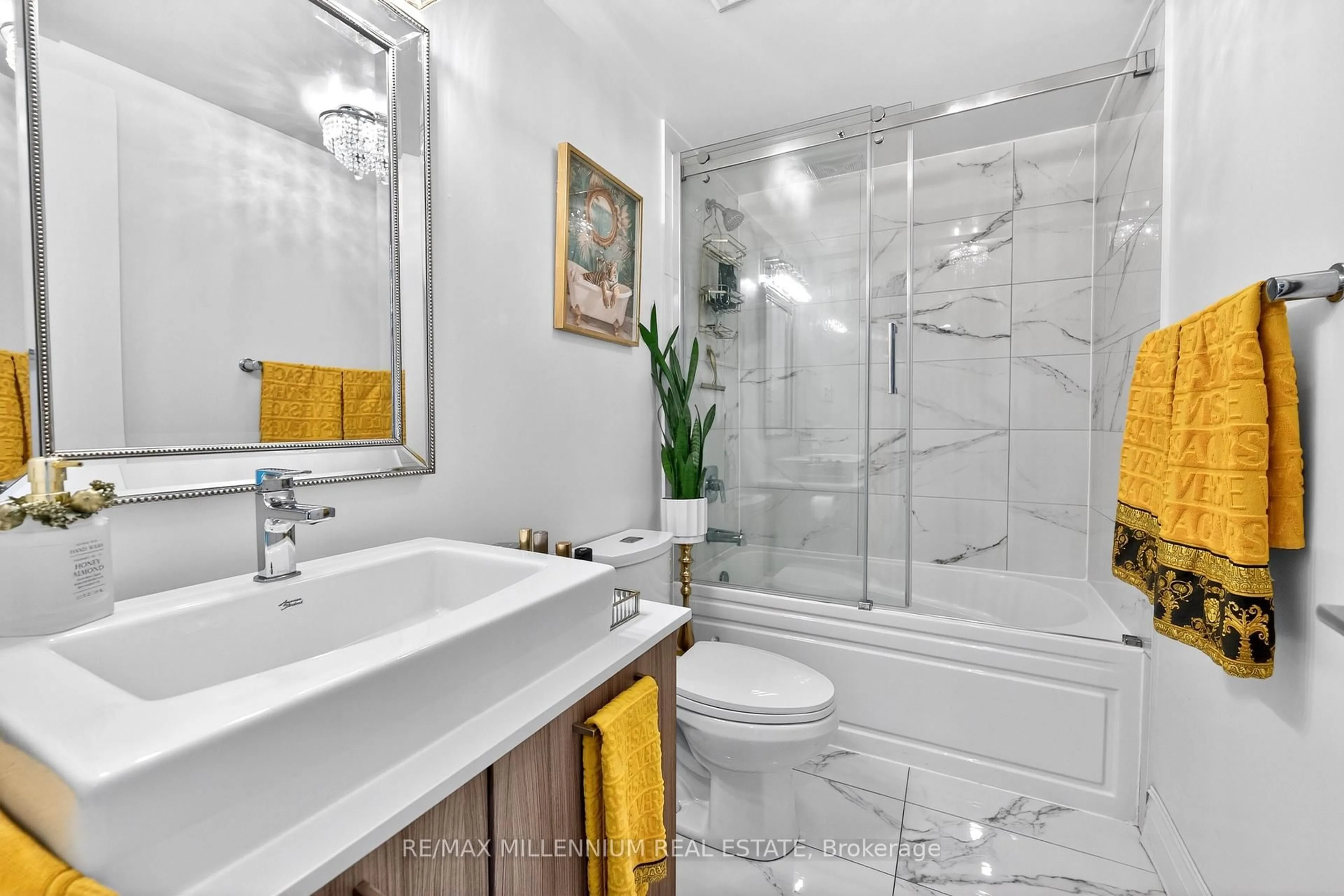 Standard bathroom, ceramic/tile floor for 4800 Highway 7 Rd #713, Vaughan Ontario L4L 1H8