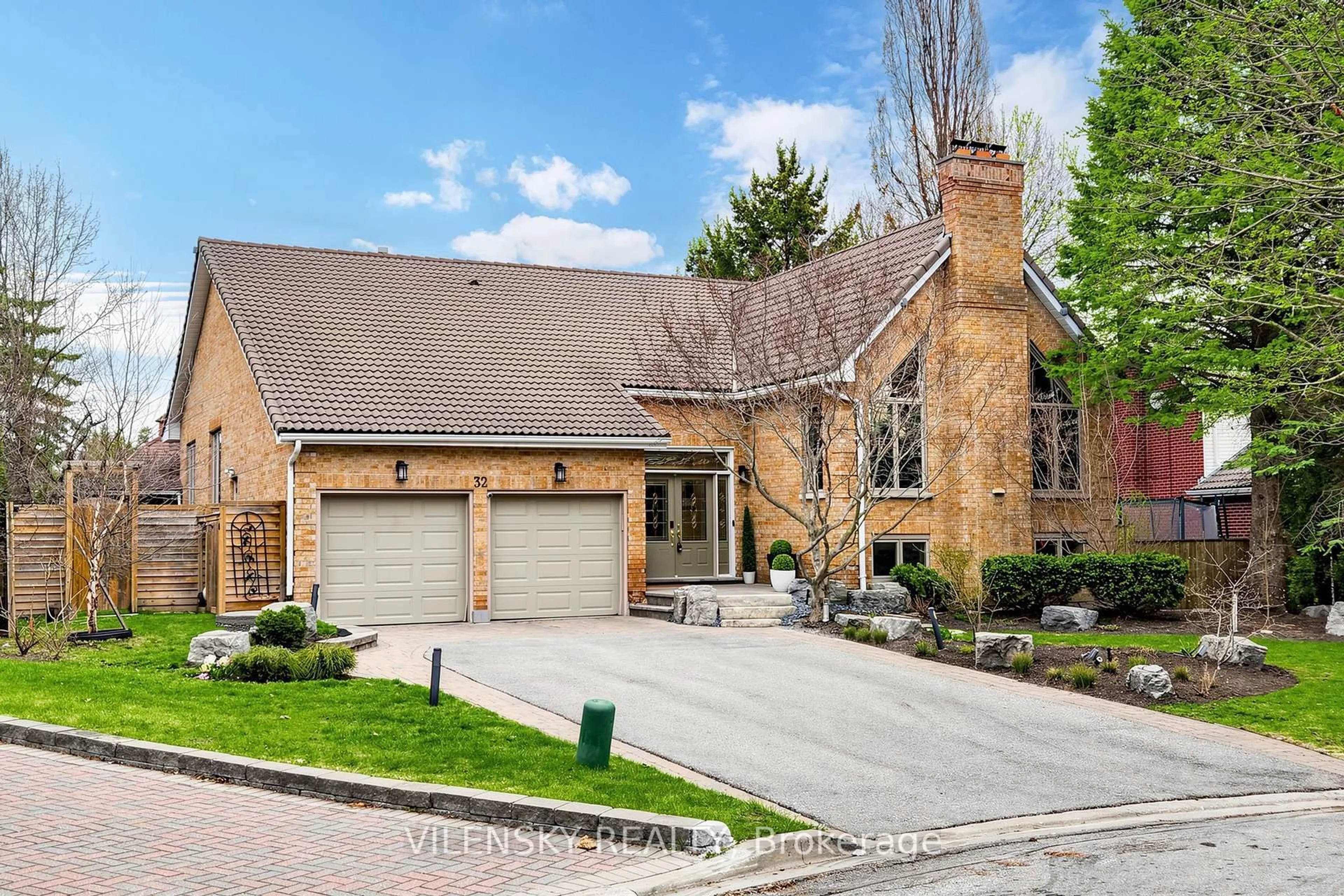 Home with brick exterior material, street for 32 Whitfield Crt, Aurora Ontario L4G 5L7