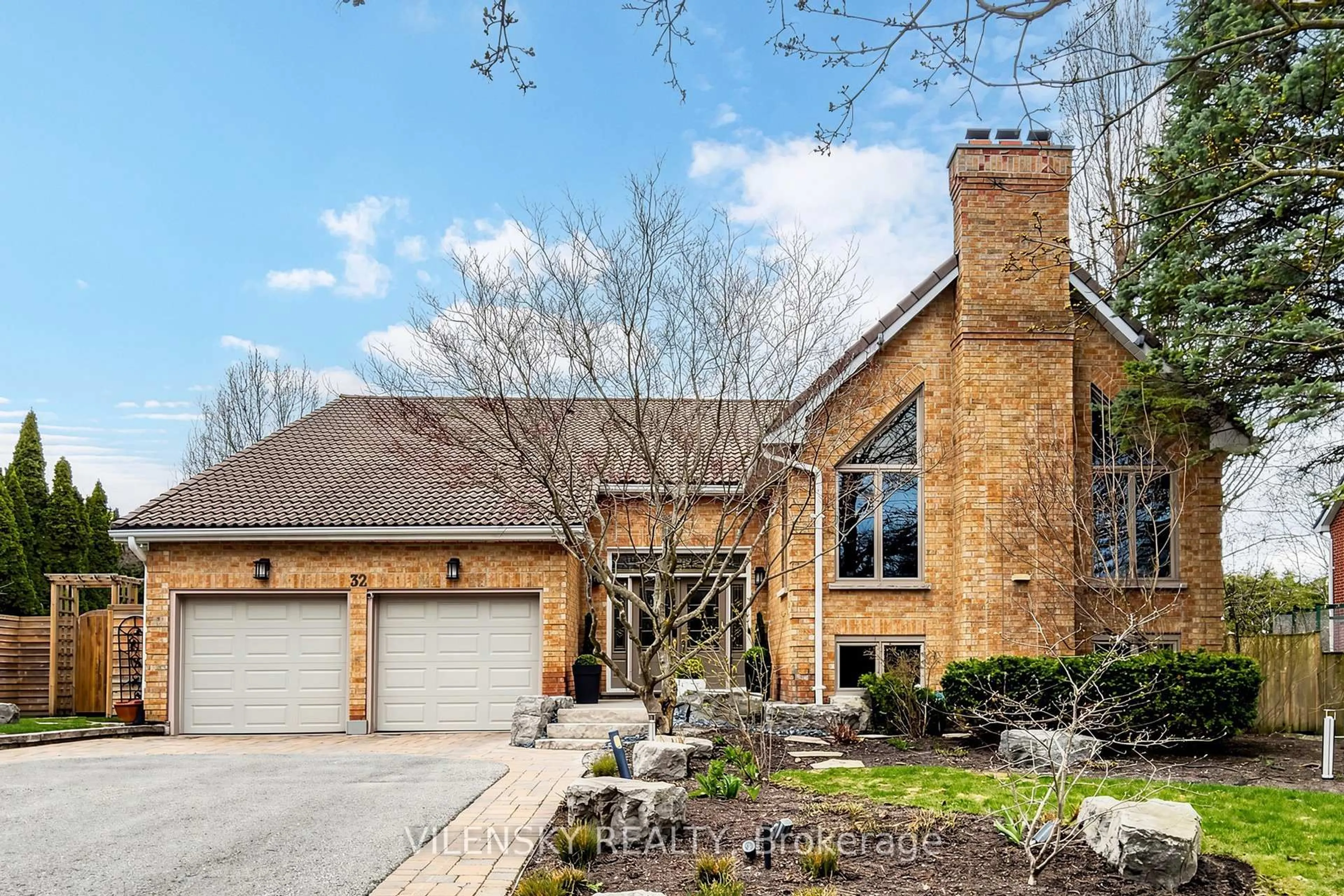Home with brick exterior material, street for 32 Whitfield Crt, Aurora Ontario L4G 5L7