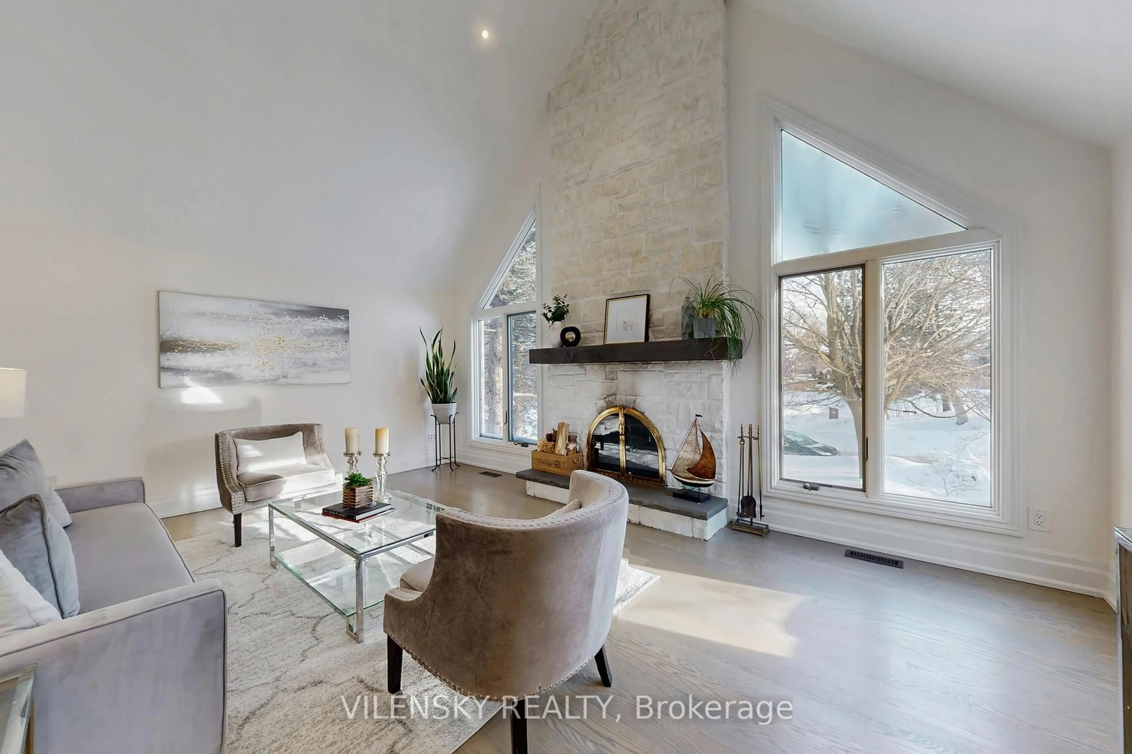 Living room with furniture, unknown for 32 Whitfield Crt, Aurora Ontario L4G 5L7