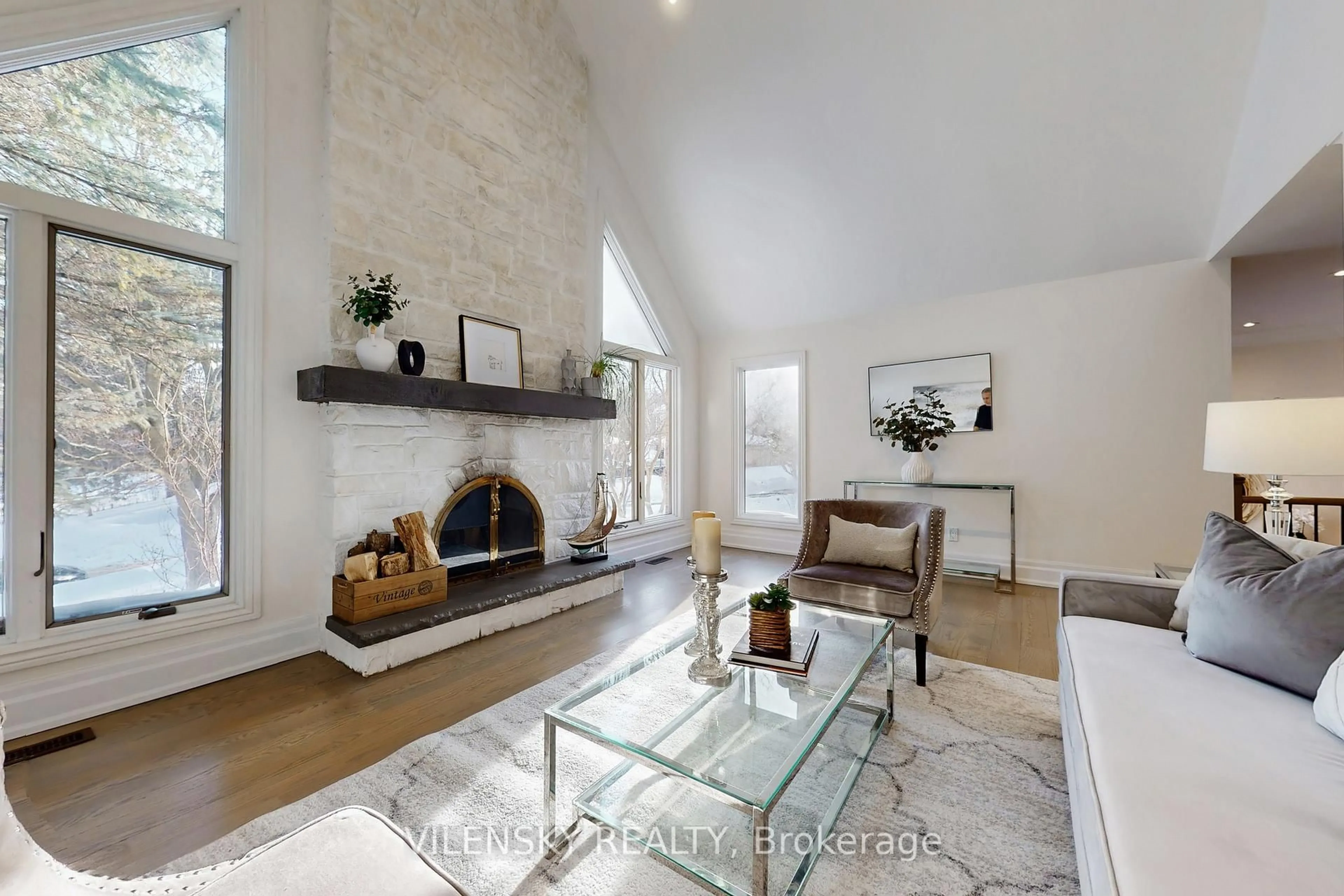 Living room with furniture, unknown for 32 Whitfield Crt, Aurora Ontario L4G 5L7