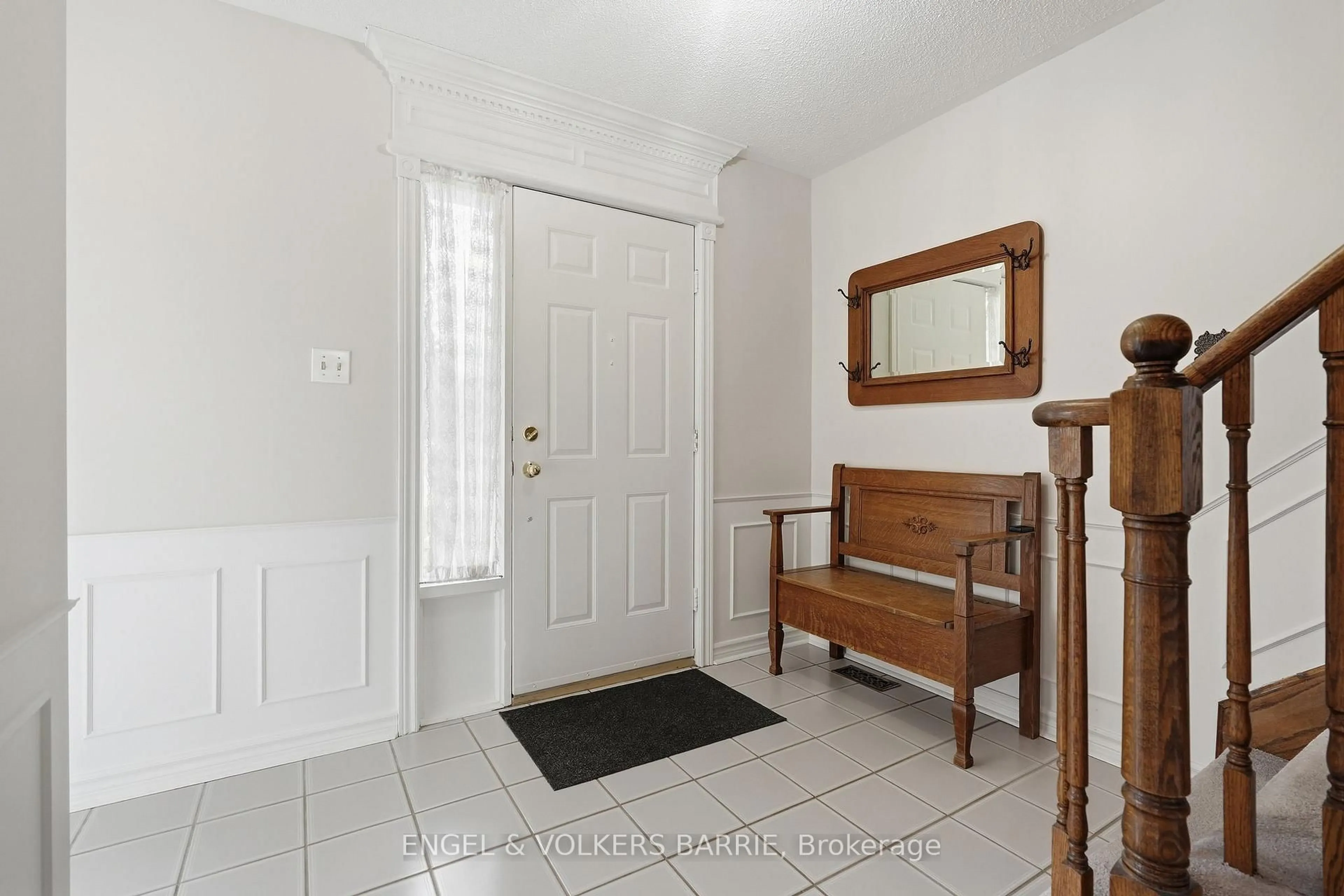 Indoor entryway for 56 Fox Run Lane, Bradford West Gwillimbury Ontario L3Z 2V2
