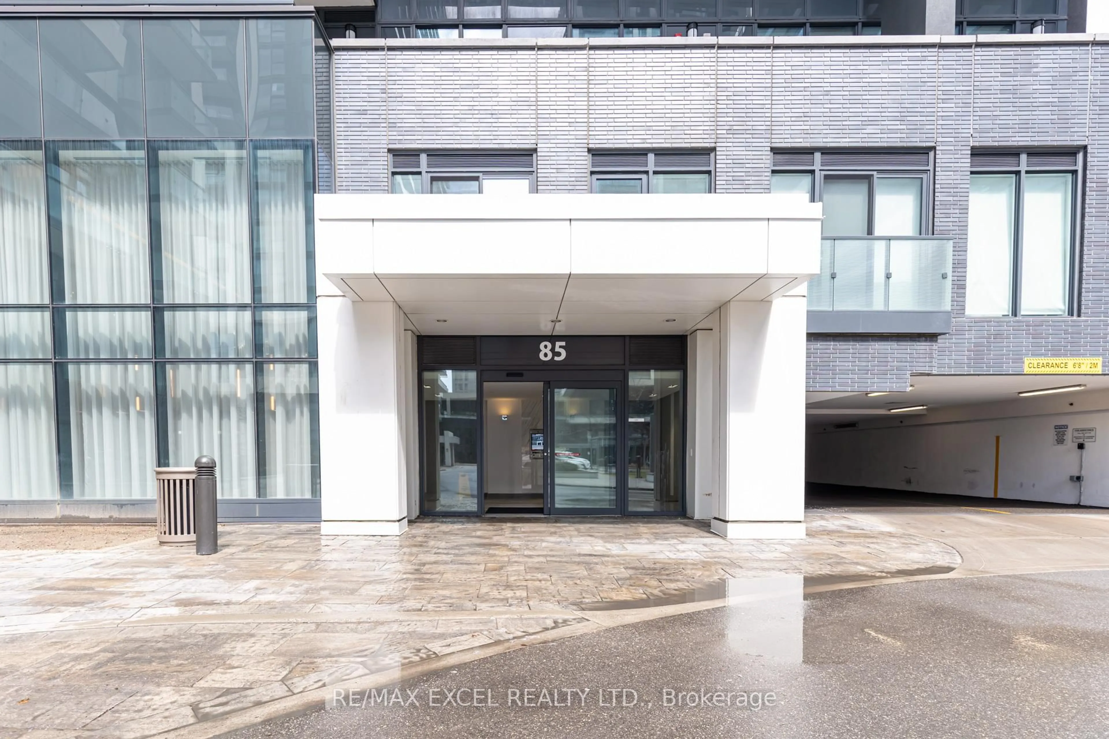 Indoor foyer for 85 Oneida Cres #1006, Richmond Hill Ontario L4B 0H4