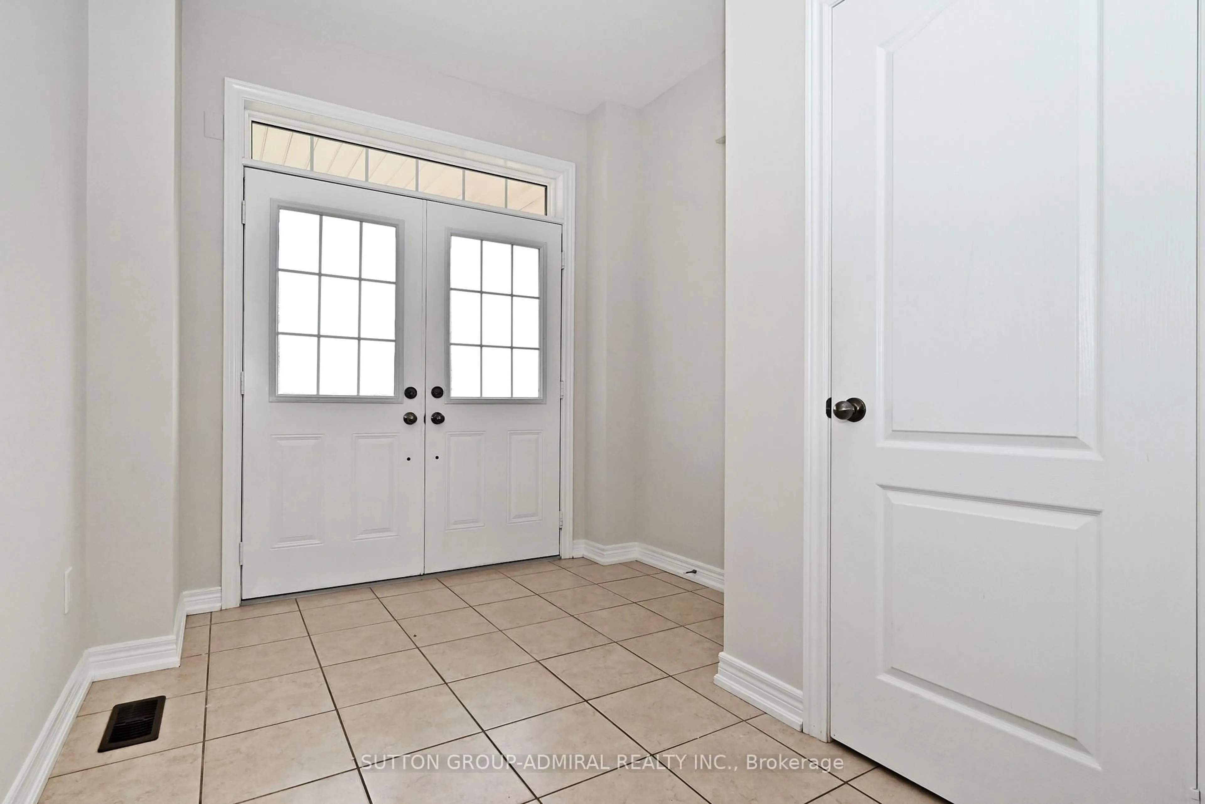 Indoor entryway for 110 Southdown Ave, Vaughan Ontario L6A 4N3