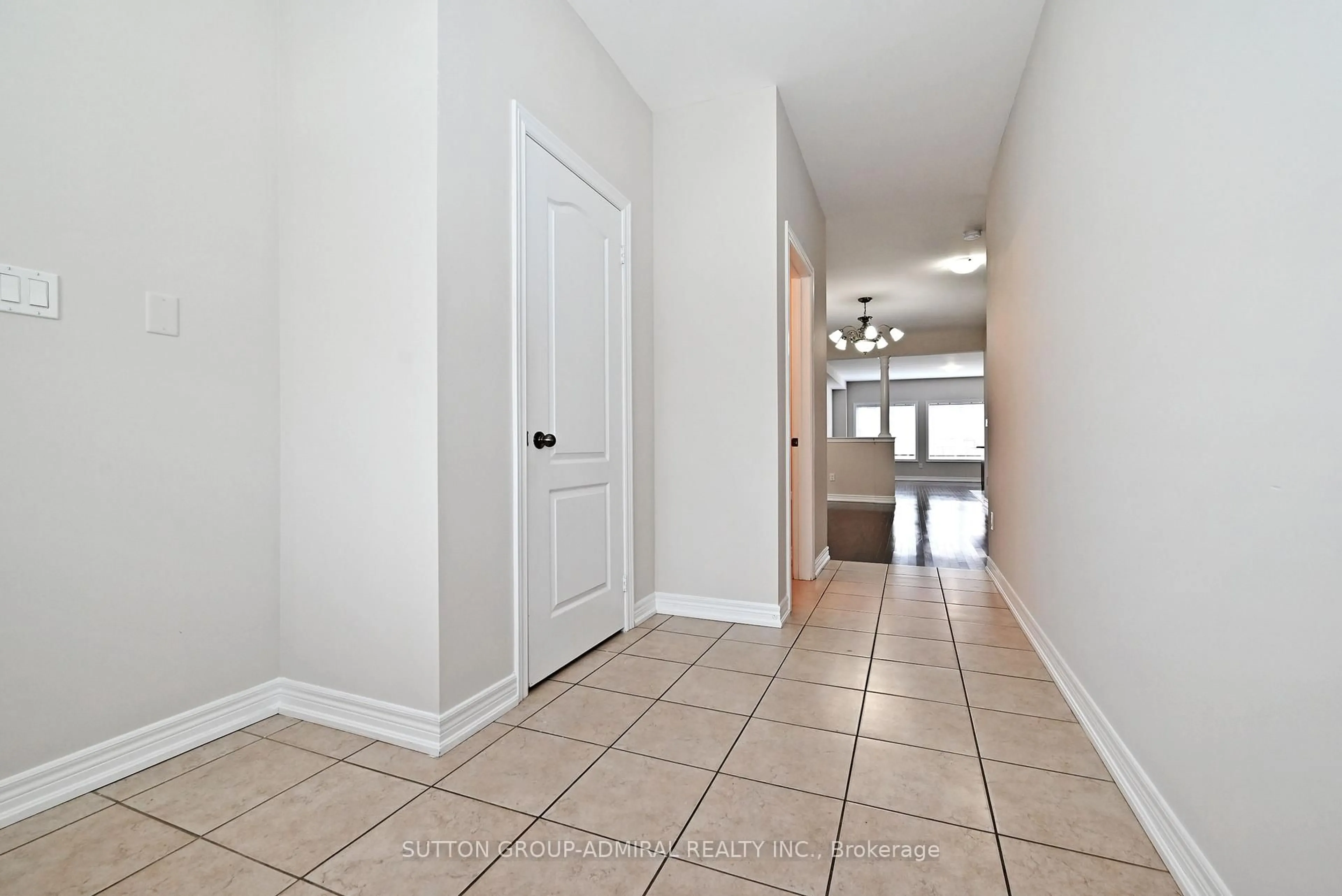 Indoor entryway for 110 Southdown Ave, Vaughan Ontario L6A 4N3